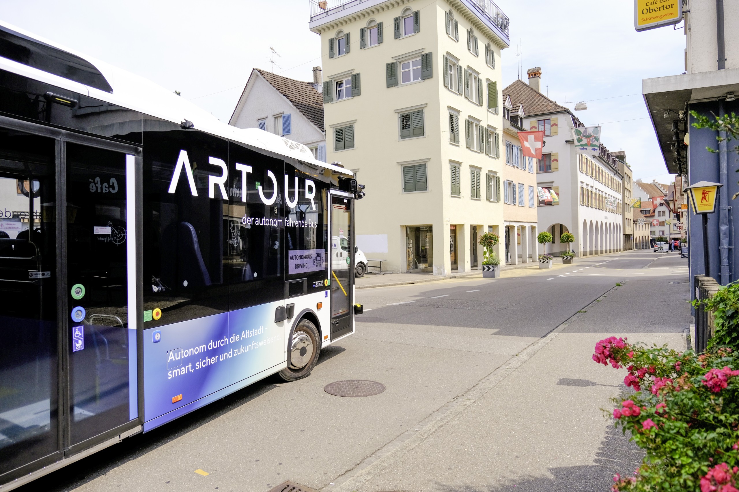 «Artour» übt seine Fahrroute in der Arboner Altstadt.