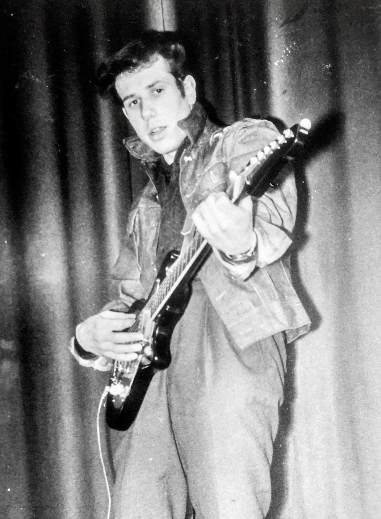 Weil Musikunterricht teuer und zuhause das Geld knapp war, brachte sich Haltmeier das Spielen selbst bei und fragte Profis um Tipps. Seine erste eigene Gitarre kaufte er günstig im «Jelmoli». Später rockte er mit seiner Band im Strandgarten und dem «City Talk» und später als Solist unplugged im Schädlerturm.