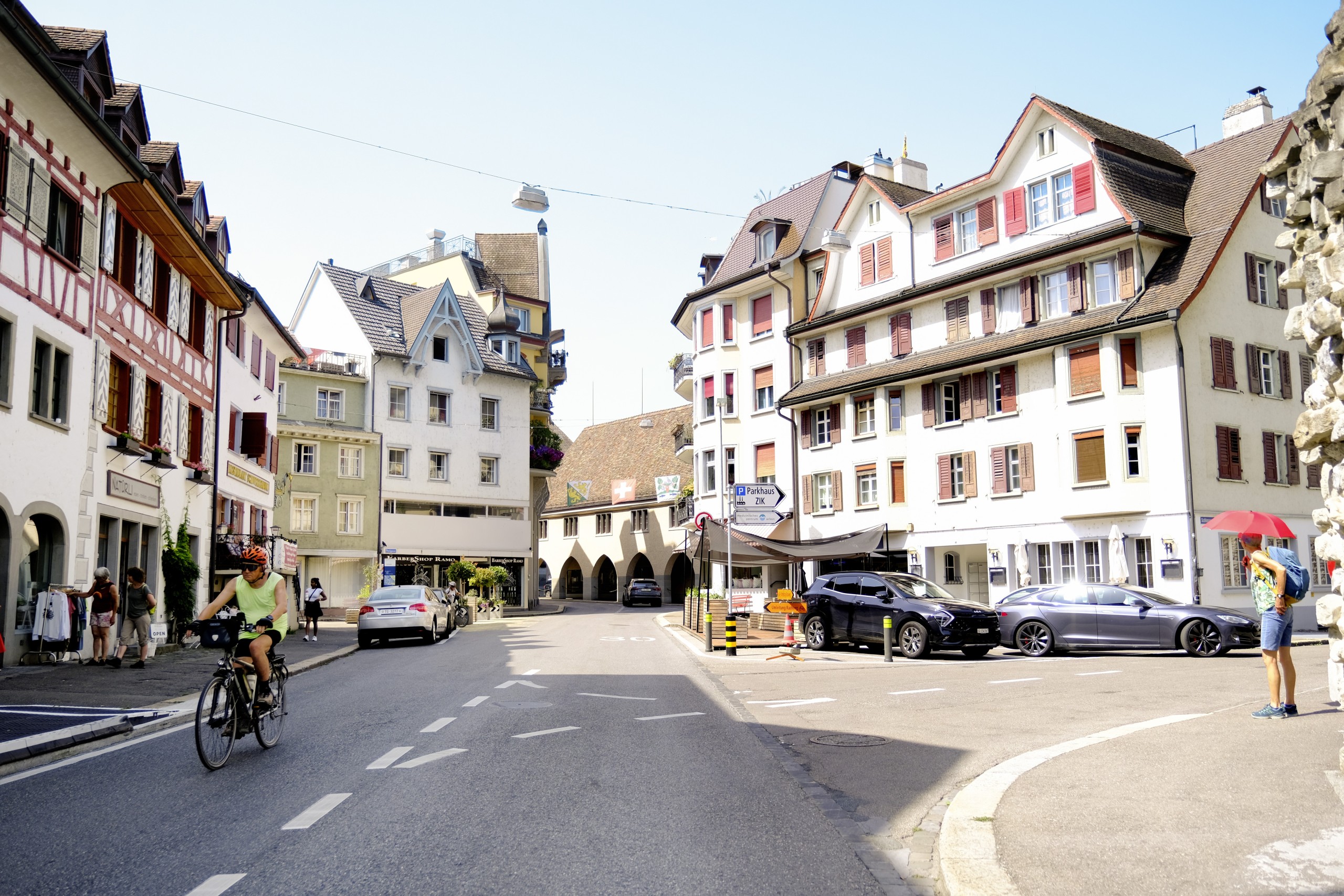 Auch der Marktplatz erhält im Vergleich zum Ist-Zustand (erstes Bild) mehr Grün mit einem Baum in dessen Mitte. Auch hier ist der Platz gepflastert und mit Sitz- und Aufenthaltsmöglichkeiten bestückt (zweite Bild). Drei Kurzzeit-Parkplätze sollen sicherstellen, dass die Kundschaft weiterhin schnell und einfach ihre Besorgungen in der Altstadt abwickeln kann.