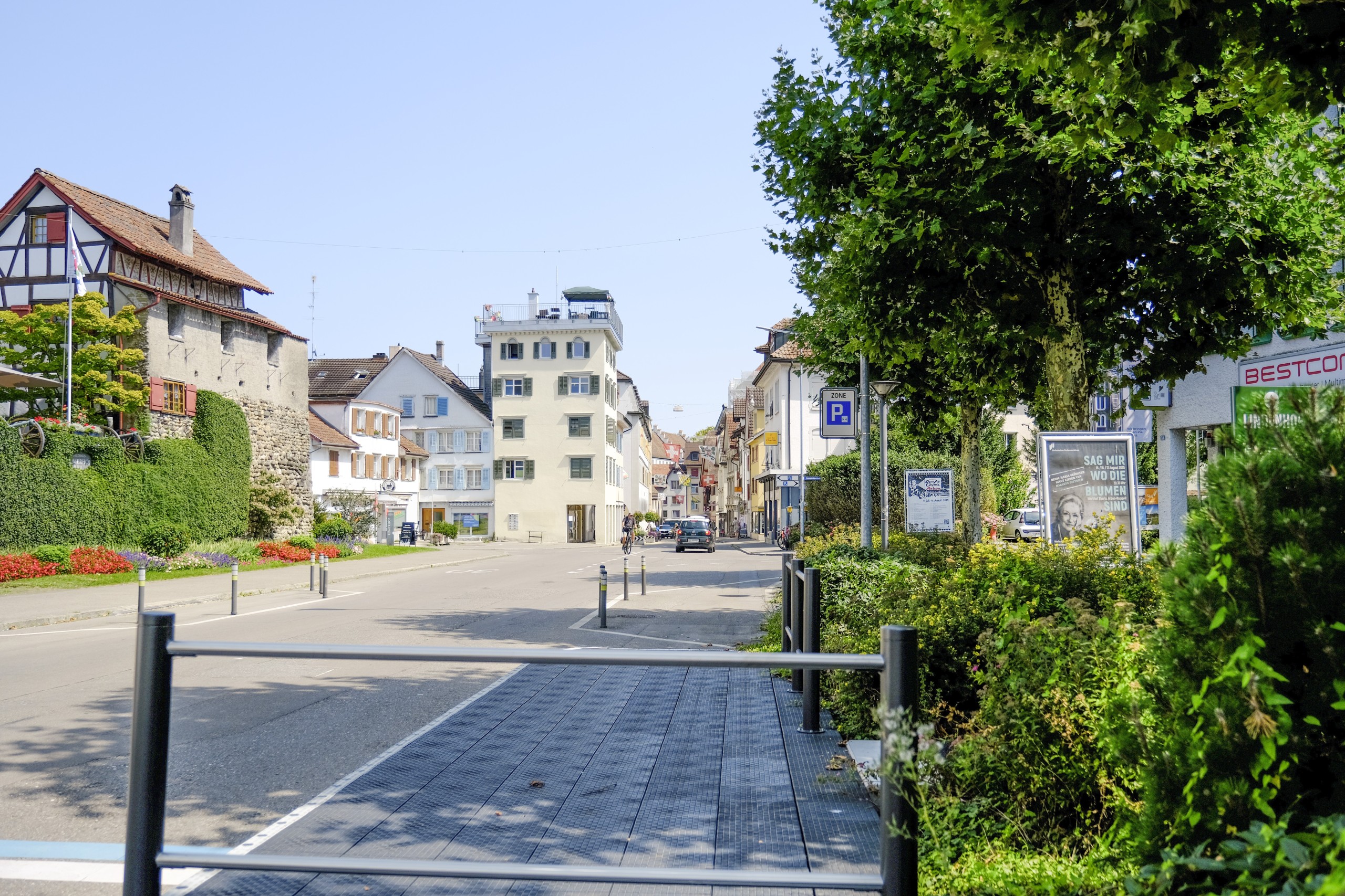 Der Eingang zur Altstadt beim Römerhof präsentiert sich heute mit einer breiten geteerten Strasse (erstes Bild). Nach der Sanierung wird die Fahrbahn an dieser Stelle schmaler, bis zum Knoten Promenadenstrasse gepflastert und mit einem breiten Grüngürtel ergänzt (2. Bild).