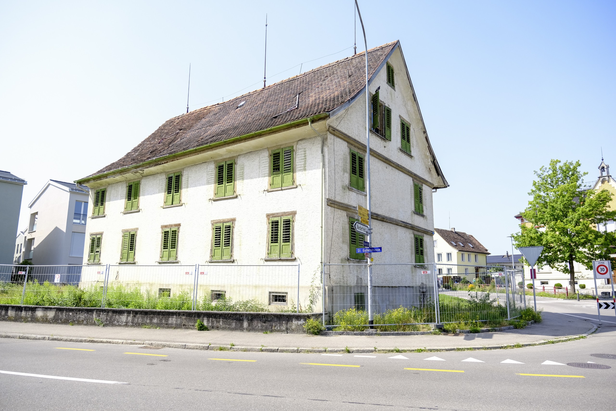 Der Bauzaun rund um die Liegenschaft steht bereits.