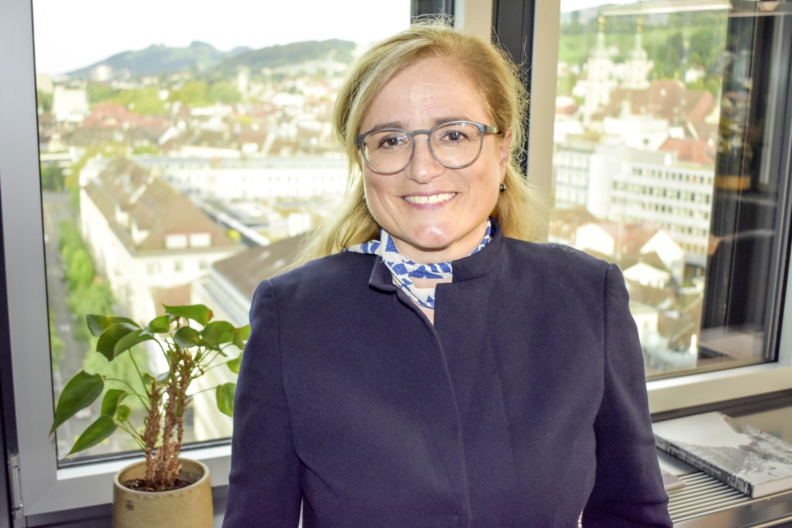 Maria Pappa geniesst von ihrem Büro aus einen Ausblick über die St. Galler Altstadt.