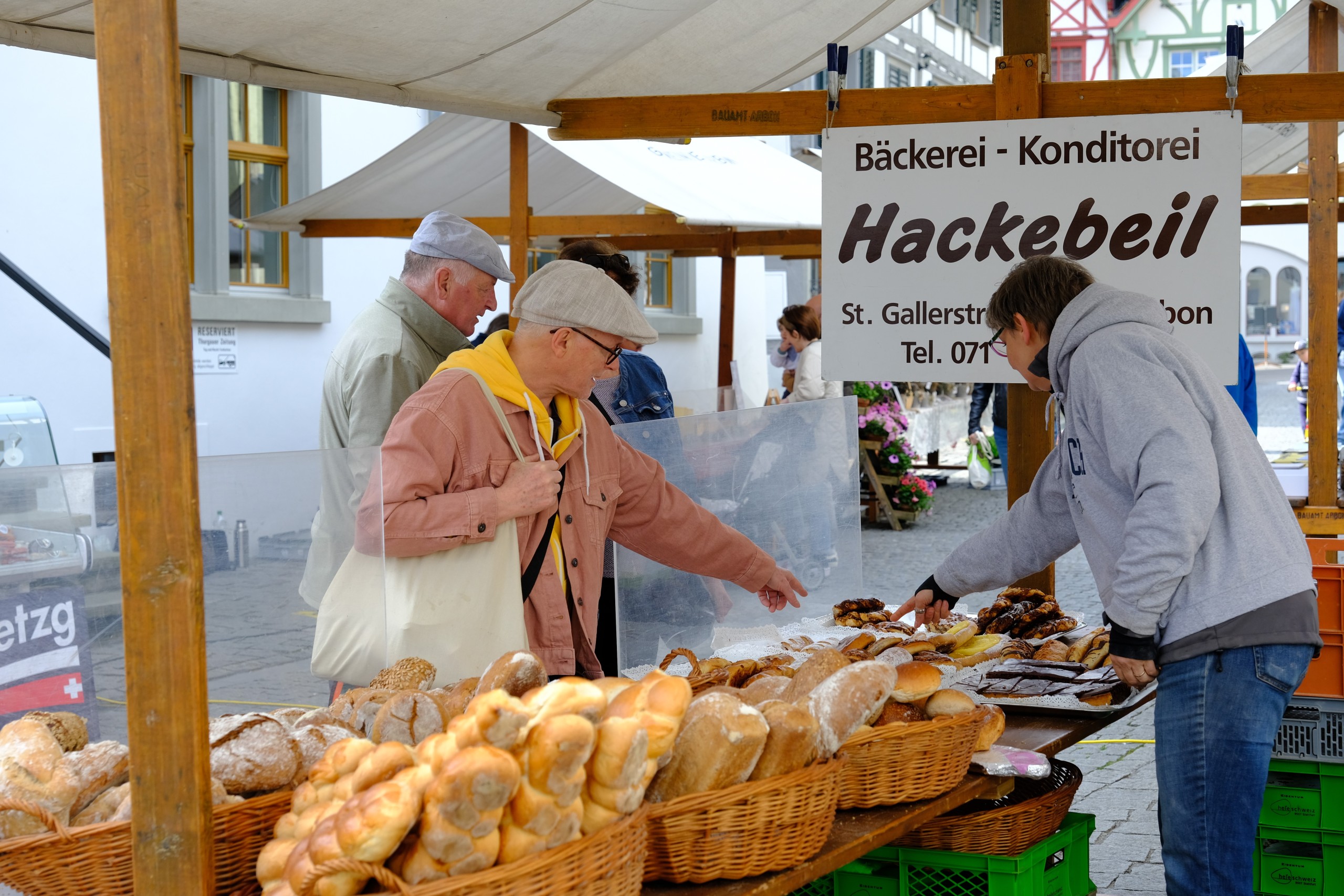 Yolanda und Thomas Hackebeil stellen in ihrer Bäckerei noch sämtliche Produkte selbst her. Damit sind sie die einzige Bäckerei in Arbon, die noch vor Ort produziert.