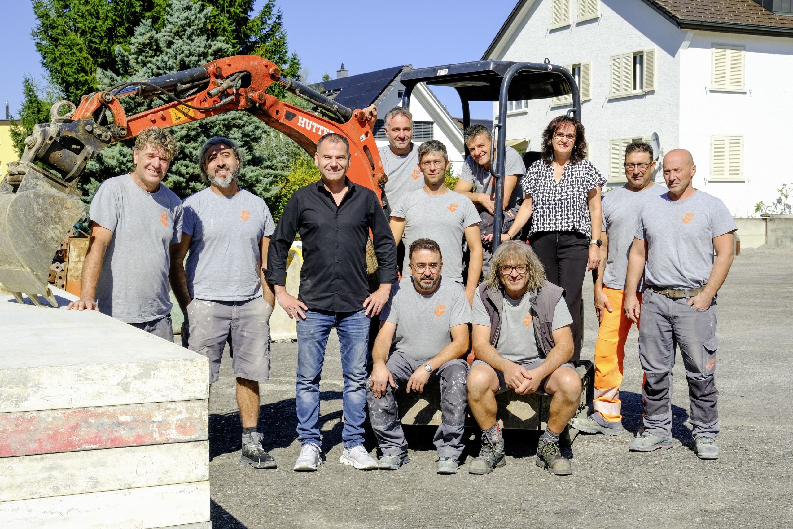 Urs Peterer (im schwarzen Hemd) posiert mit dem fast kompletten Team auf dem Firmengelände an der Schöntalstrasse in Steinach.  Sobald die Ortsplanungsrevision der Gemeinde rechtskräftig wird, plant Peterer hier eine Wohnüberbauung und die Verlegung des Geschäftssitzes ins Morgental-Areal, wo die Immobilienfirma der Peterer Holding mehrere Liegenschaften besitzt.