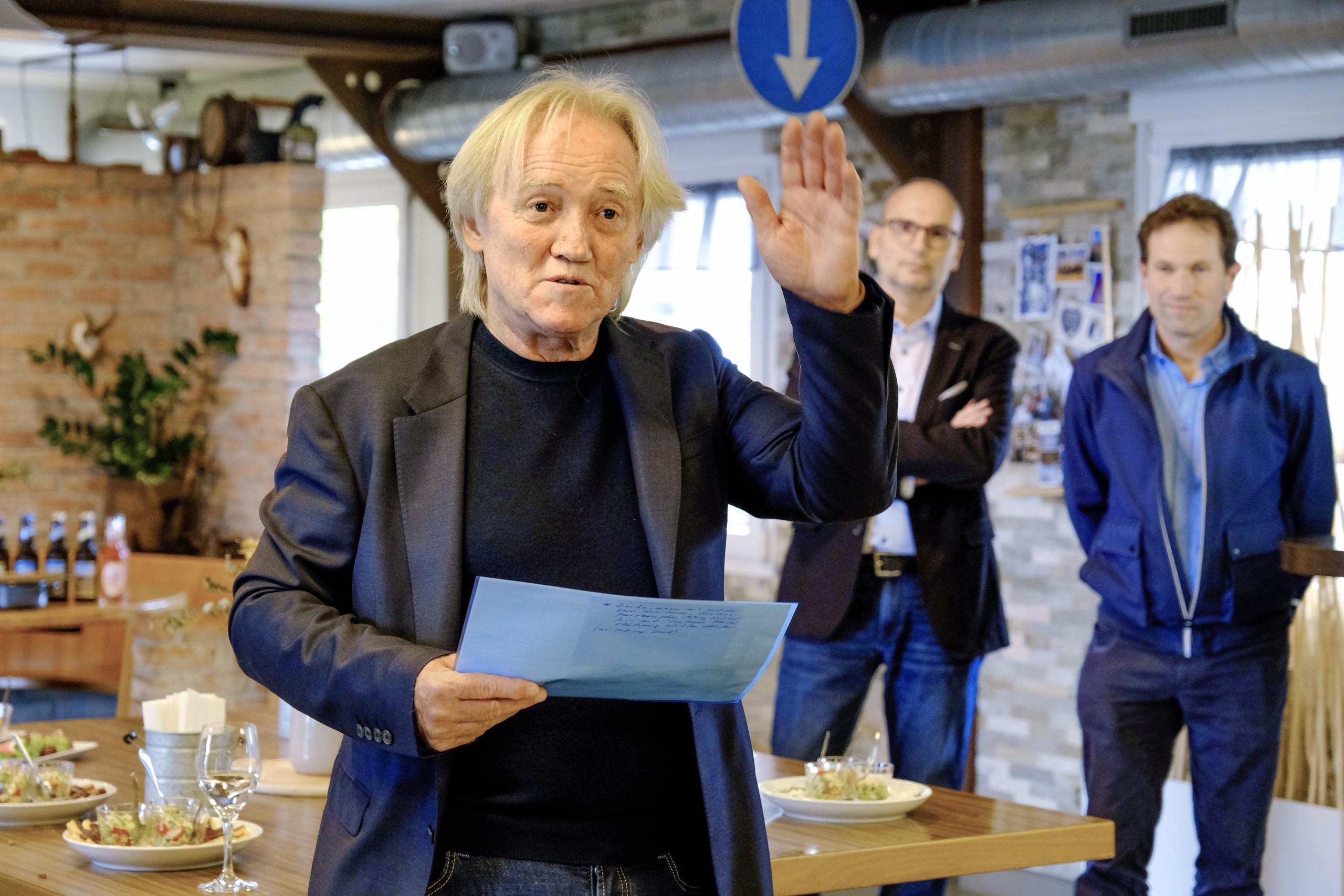 Schulpräsident Robert Schwarzer erläutert an der Abstimmungsfeier die weiteren Schritte. Rechts hinter ihm steht Stadtrat Didi Feuerle, an den Schwarzer die dringliche Bitte richtet, das Baugesuch zügig zu behandeln.