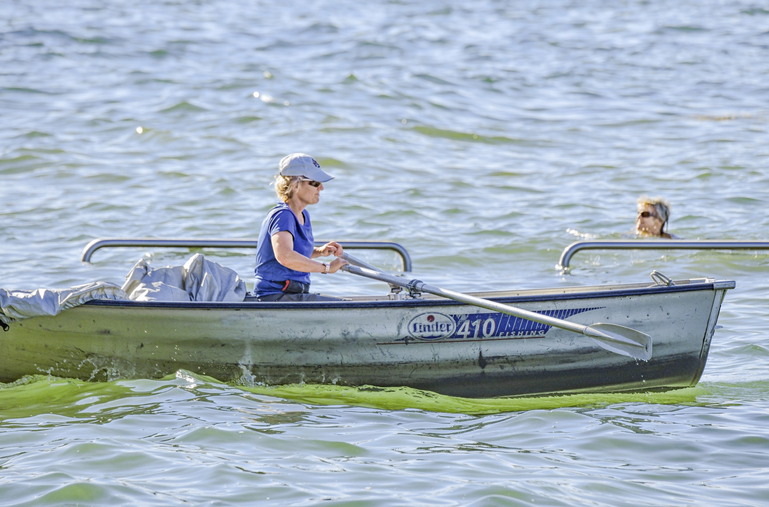 Die Bademeisterin bei einer Kontrollfahrt auf dem See.