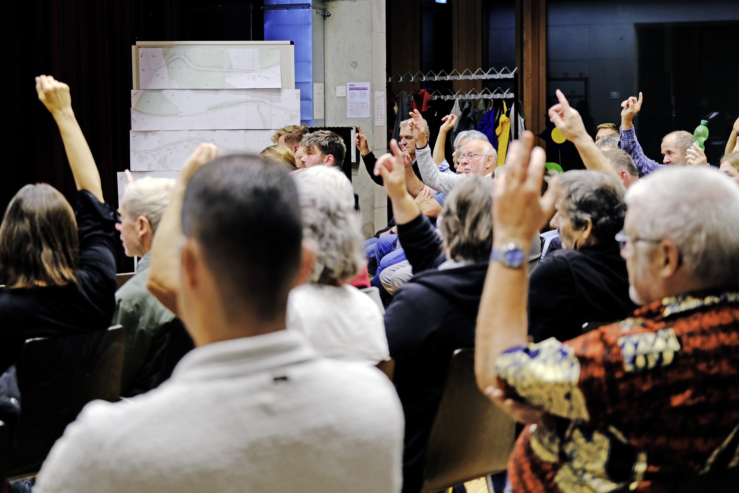 Die Bergerinnen und Berger sind sich einig, was bei der weiteren Planung der Sanierung berücksichtigt werden soll. Trottoir: Ja – «Pförtner»: Nein.