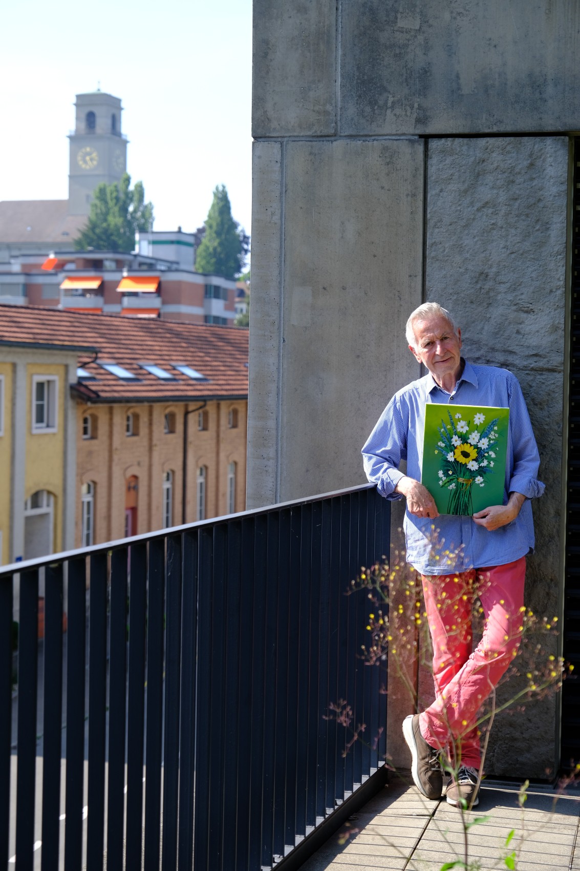 Als selbsterklärter «gnadenloser Optimist» buchstäblich auf Rosen gebettet: Markus Lumpert malt, schreibt und geniesst das Leben in Arbon.