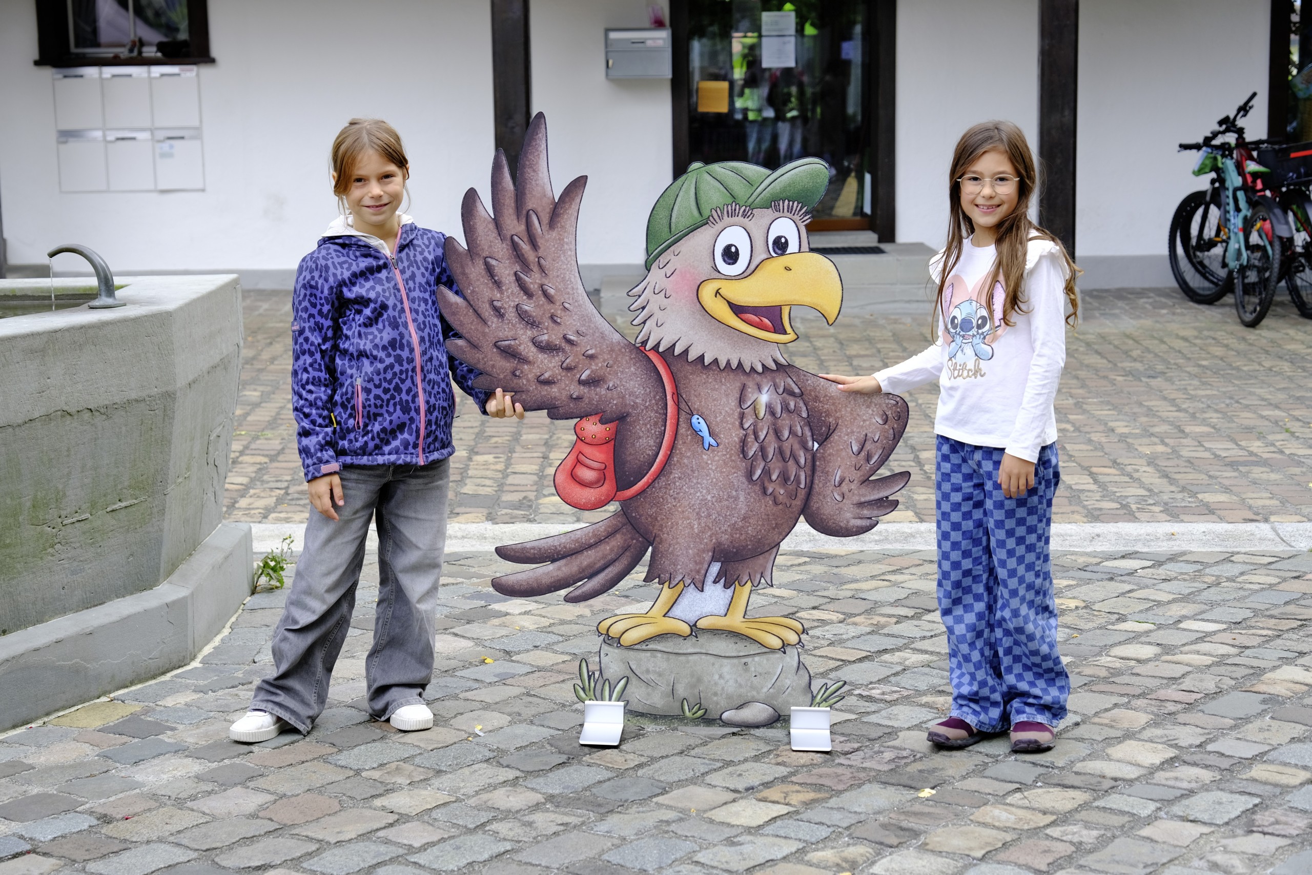 Posieren mit Arbori: Das gefiederte Maskottchen lädt Gross und Klein zur Entdeckung der Arboner Altstadt ein.