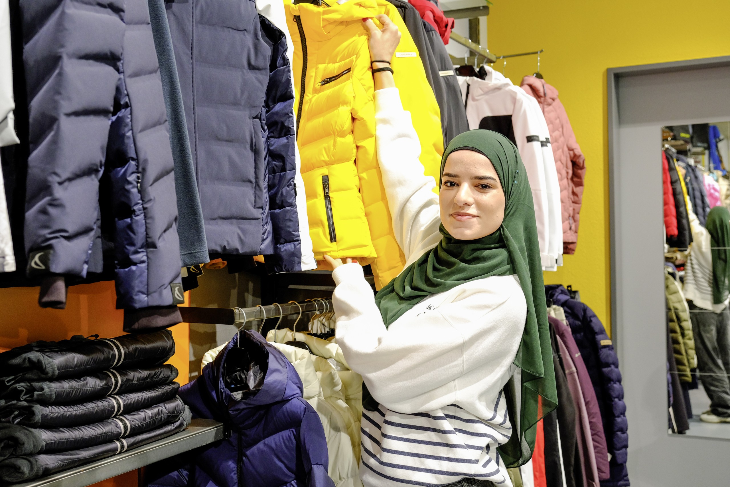 Yasmin Al Khaled hat schon kurz nach Ausbildungsbeginn ein Auge für die Produktepräsentation.