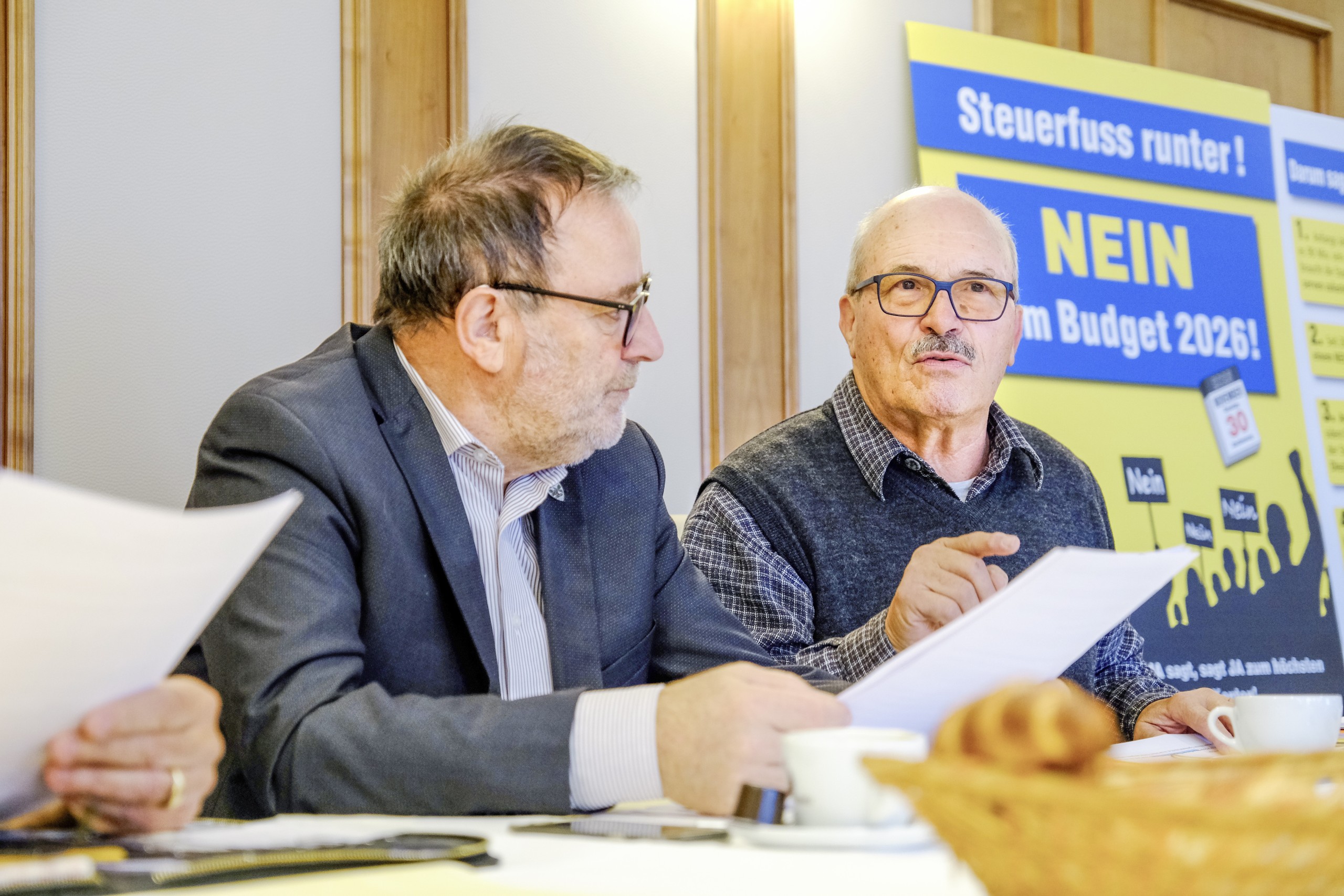 Koni Brühwiler (l.) und Riquet Heller vom Nein-Komitee sprechen über die Gründe für ihre Ablehnung des Budgets 2026.