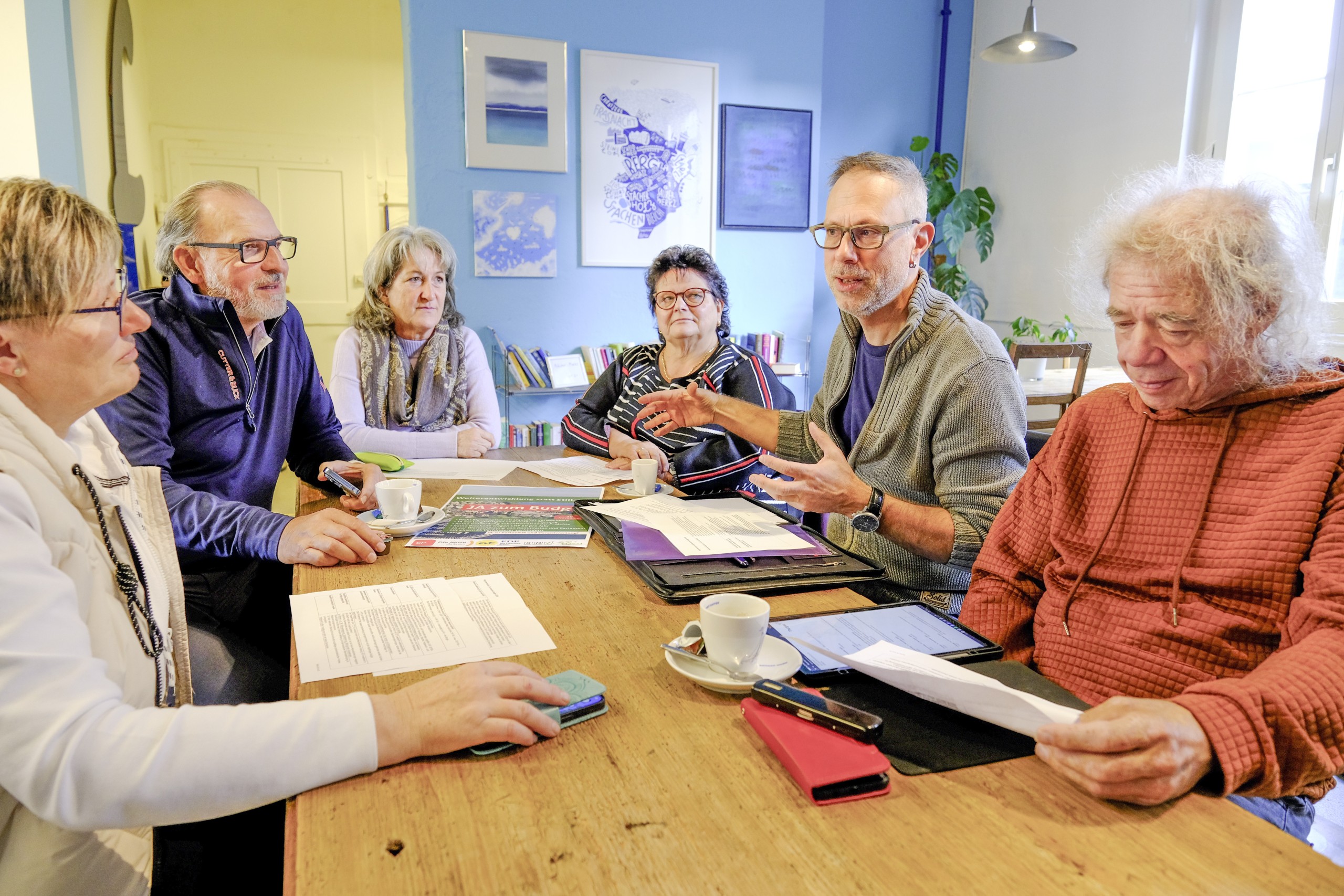 Myrta Lehmann, Gerri Hagspiel, Cornelia Wetzel, Christine Schuhwerk, Mischa Vonlanthen und Jakob Auer (v.l.) sehen in einem Nein zum Budget 2026 einen Rückschritt und die Untergrabung der parlamentarischen Prozesse.