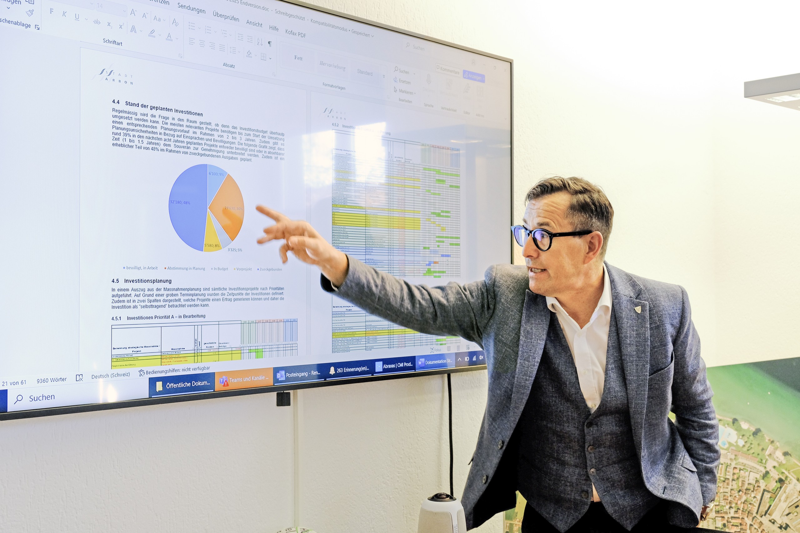 René Walther erklärt den städtischen Finanzhaushalt anhand einer Grafik.