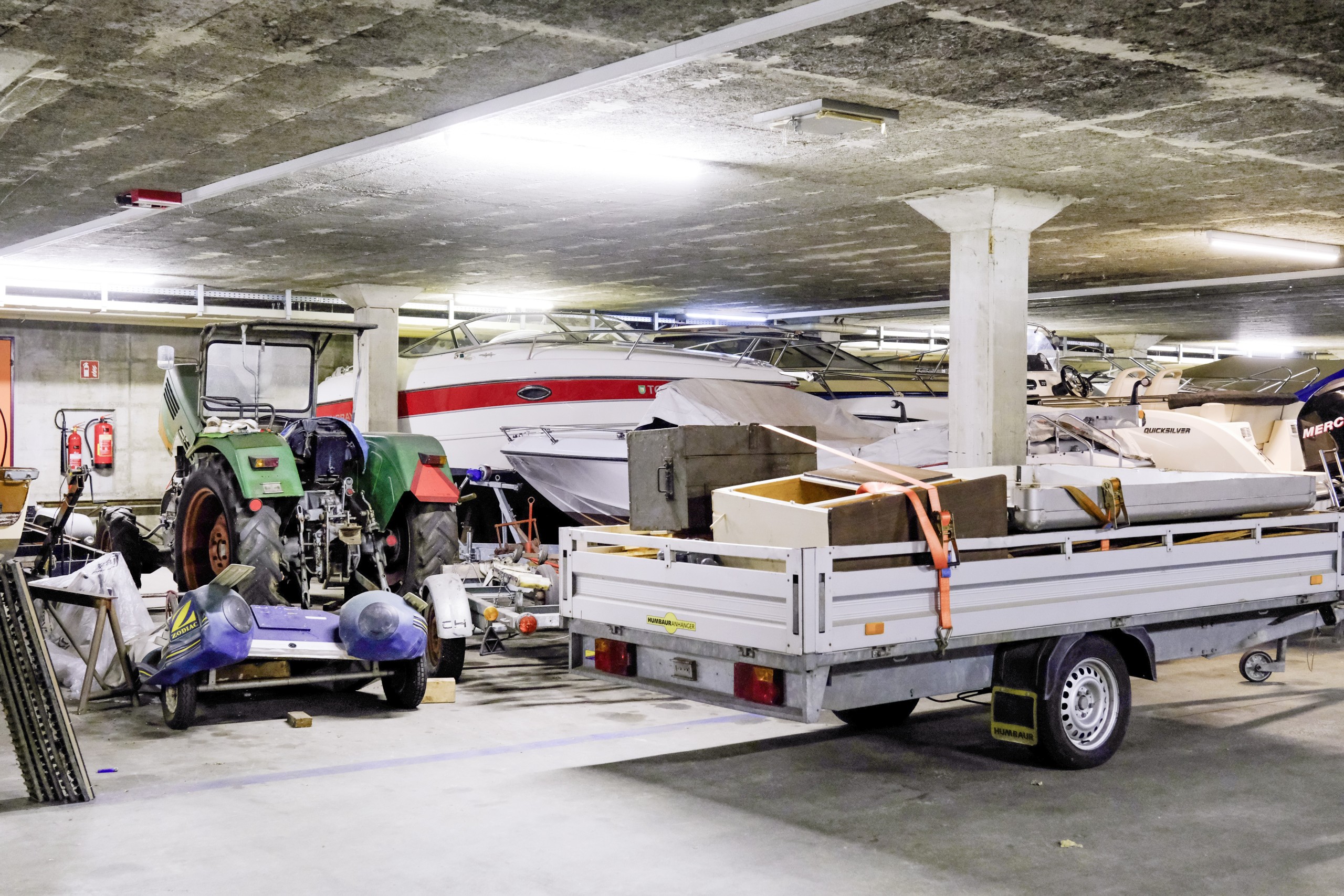 Boote, Traktoren, Materiallager – die heutige Nutzung der Tiefgarage verstösst gegen den Brandschutz. 100’000 Franken sind 2026 für die Massnahmen budgetiert.