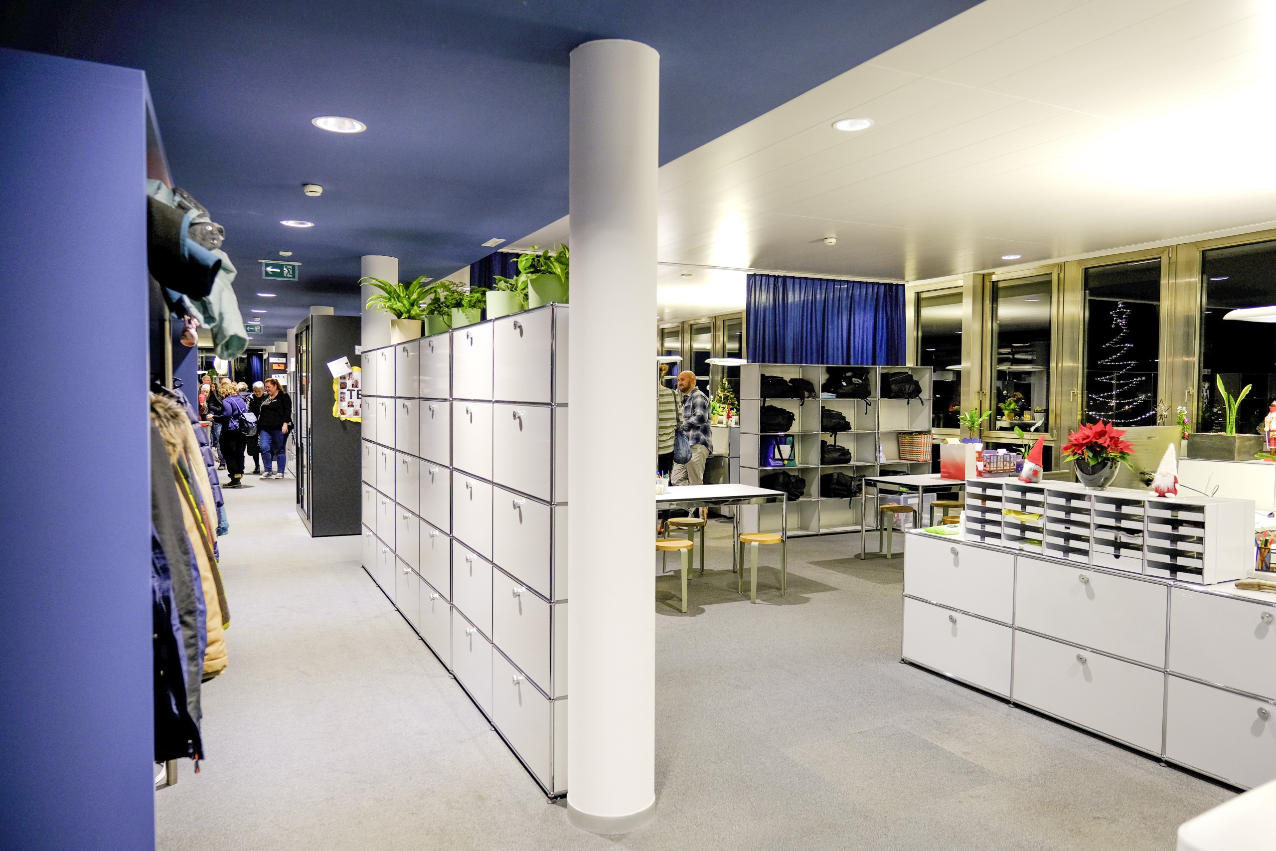 Im weitläufigen Büro finden die drei Pflege- sowie Demenz- und Psychiatriegruppen ihren Platz. Auch gibt es neu ein Sitzungszimmer und Besprechungsboxen in dem Mitarbeitergespräche stattfinden können.