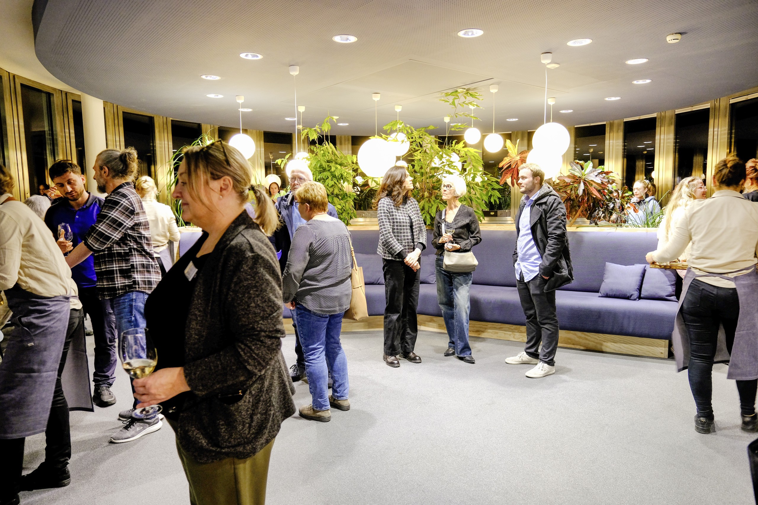 An der Eröffnung erkundeten zahlreiche Gäste die neuen Räumlichkeiten.