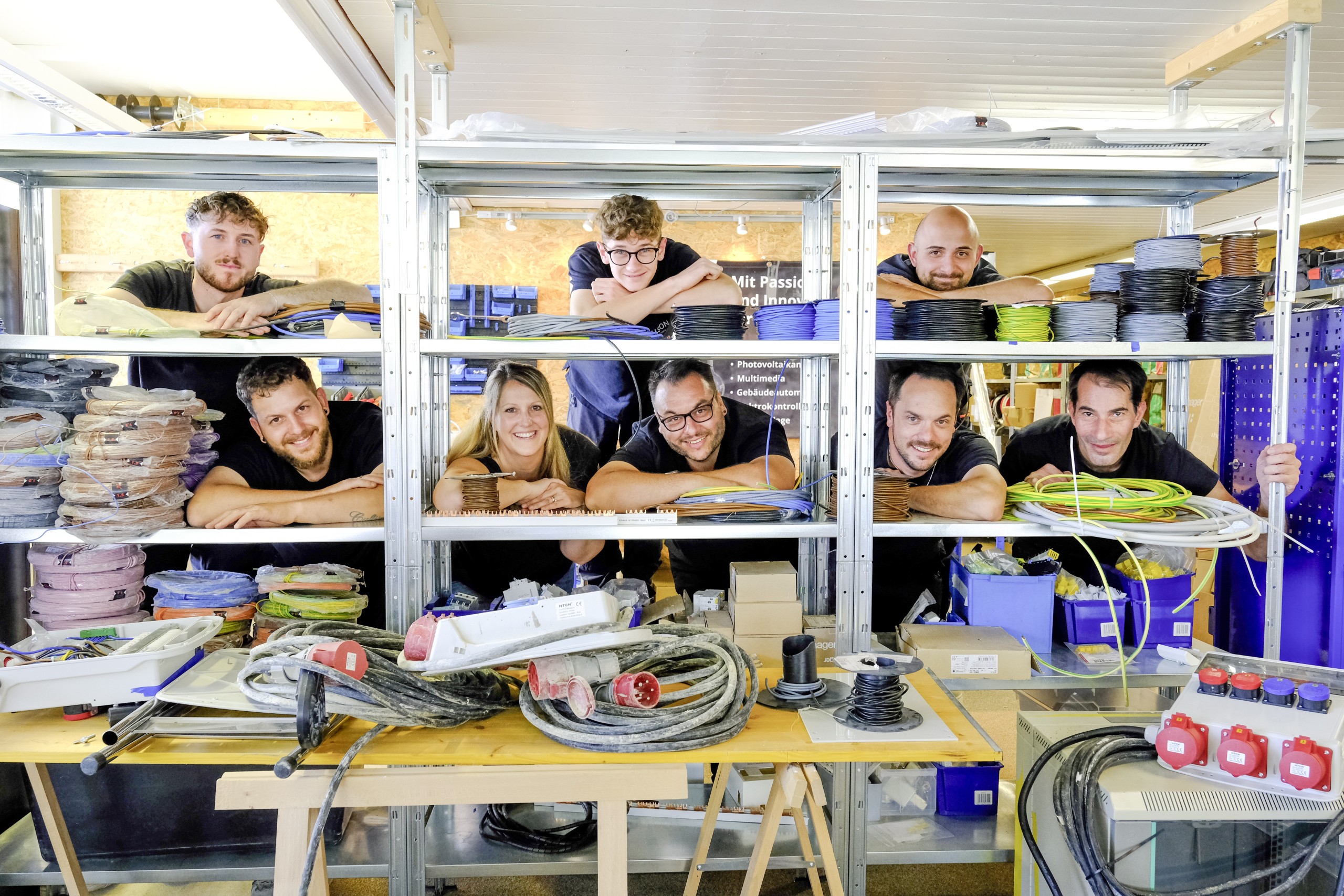 Peter und Livia Rempfler (Reihe unten Mitte) posieren mit ihrem Team in der Werkstatt.