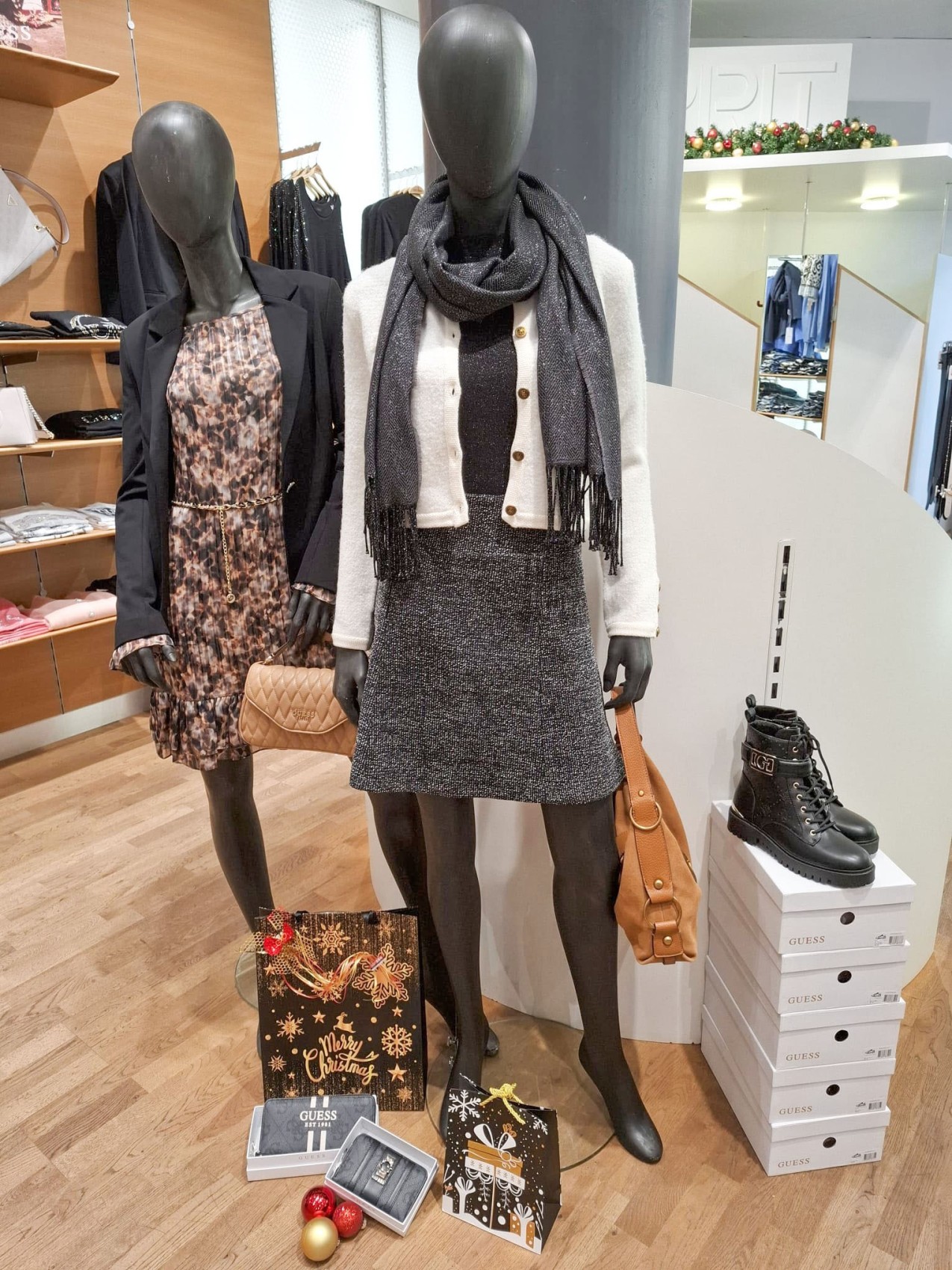 Boutique Adesso, mit Weihnachtsguetzli, Kaffee, Punsch und Glühwein