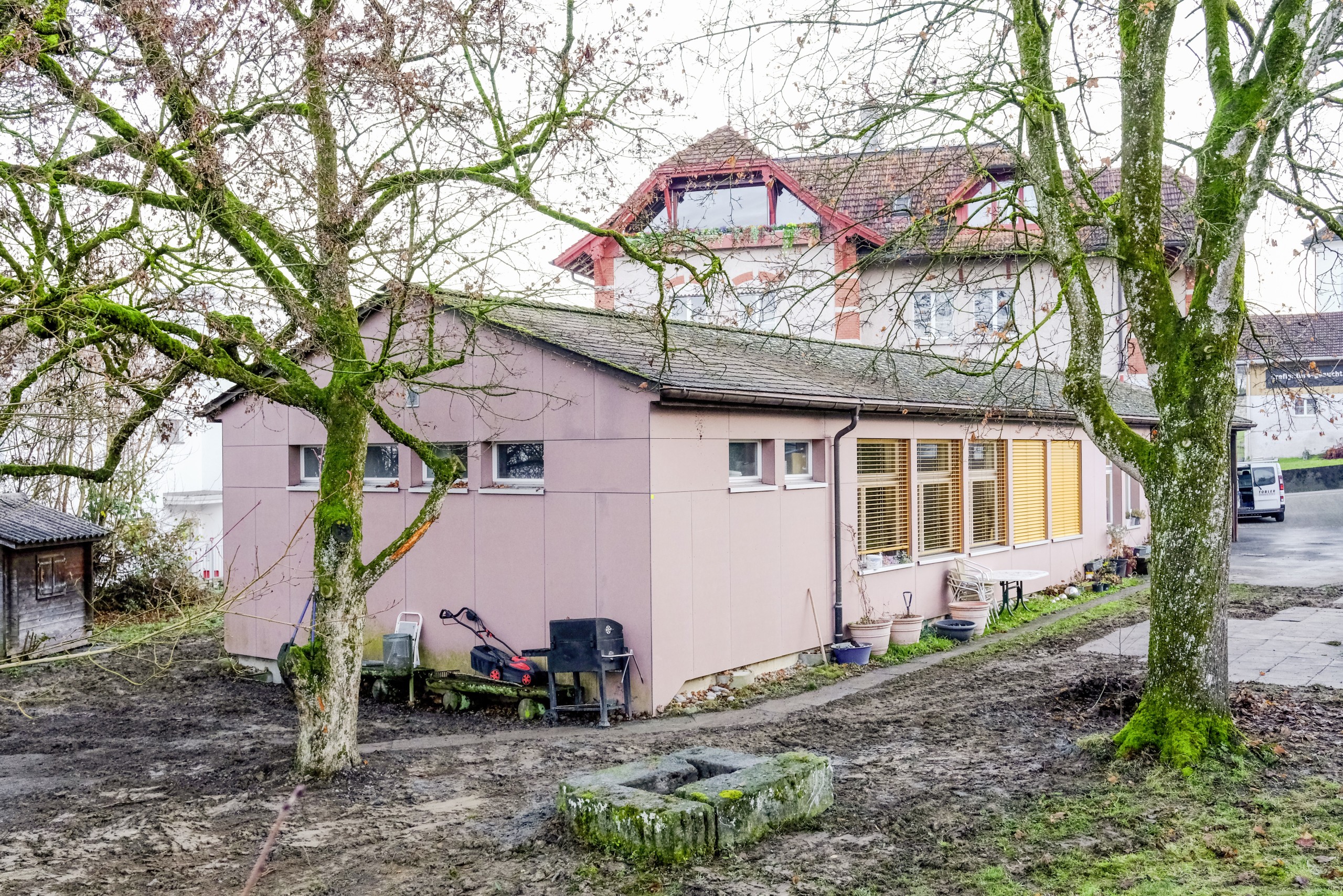 Schlammschlacht um den Kindergarten: Diese Woche wurden die Leitungen verlegt und die Wärmepumpe eingebaut.