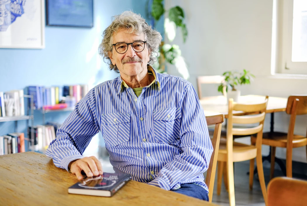 Bollags Erzählung «Am Anfang war das Ohr» dreht sich um die Ereignisse rund ums Attentat auf Donald Trump. Dabei vermischt der Autor Realität und Fiktion teilweise so stark, dass die Grenzen nicht mehr erkennbar sind.