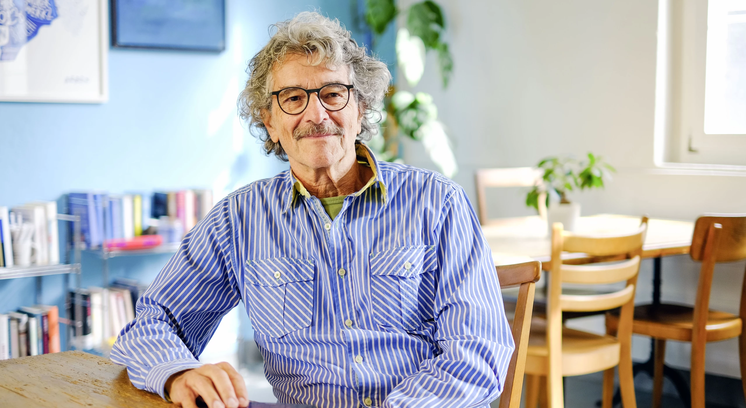 Bollags Erzählung «Am Anfang war das Ohr» dreht sich um die Ereignisse rund ums Attentat auf Donald Trump. Dabei vermischt der Autor Realität und Fiktion teilweise so stark, dass die Grenzen nicht mehr erkennbar sind.