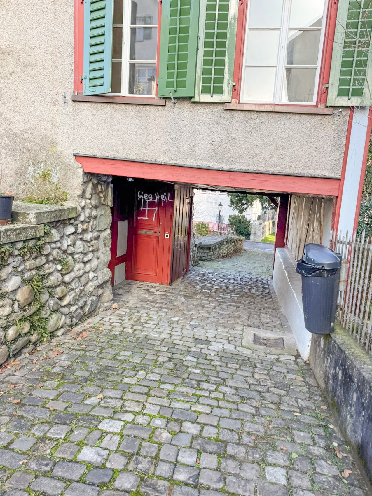 Das kantonale Amt für Denkmalpflege listet den Arboner Rollenturm als «von überragender kulturhistorischer und städtebaulicher Bedeutung». Den Vandalen mit ihren rechtsradikalen Schmierereien scheint dies allerdings reichlich egal zu sein.