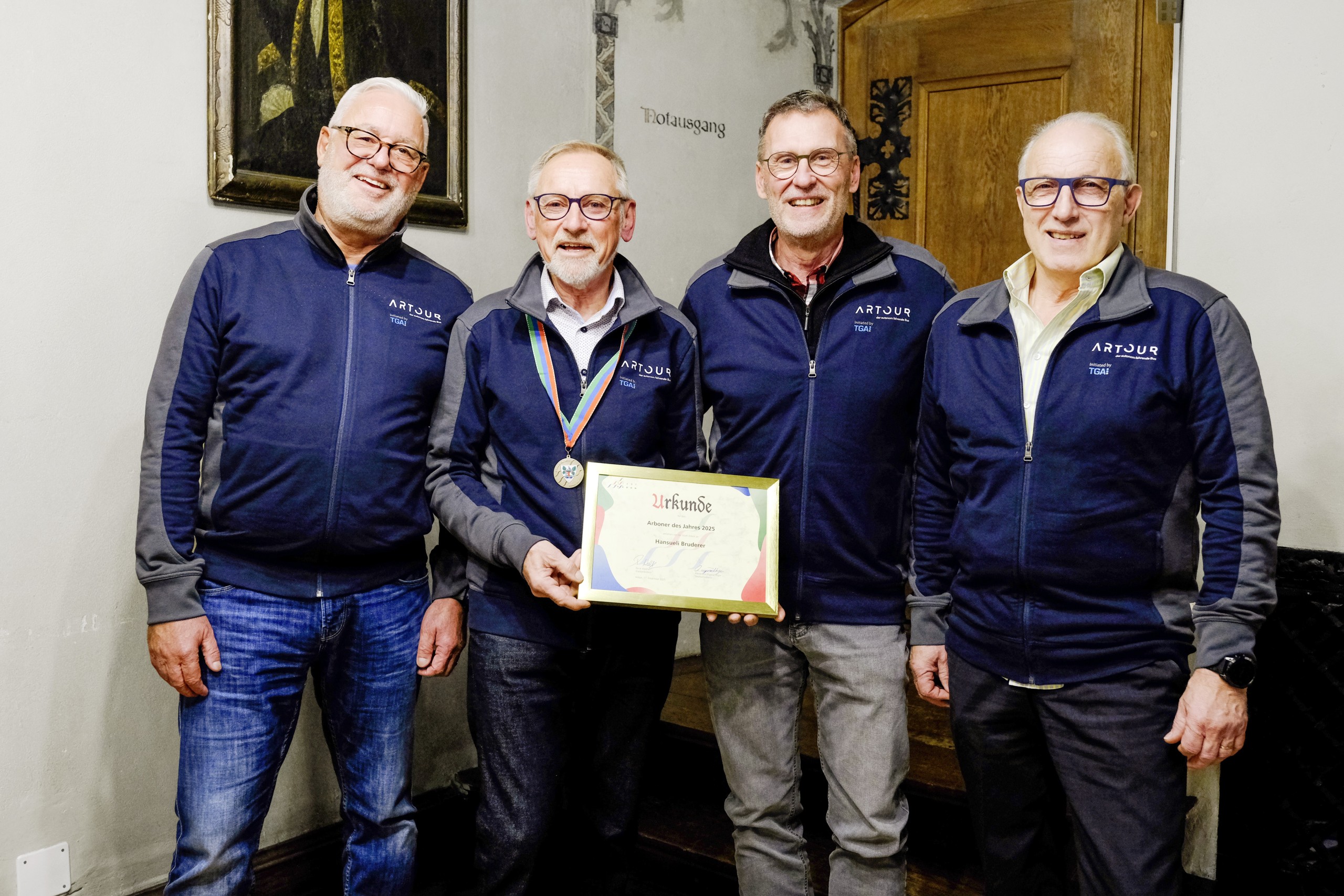 Die Mitglieder des Projektteams «Artour» freuen sich mit Hansueli Bruderer (2.v.l.) über dessen Auszeichnung zum Arboner des Jahres 2025.