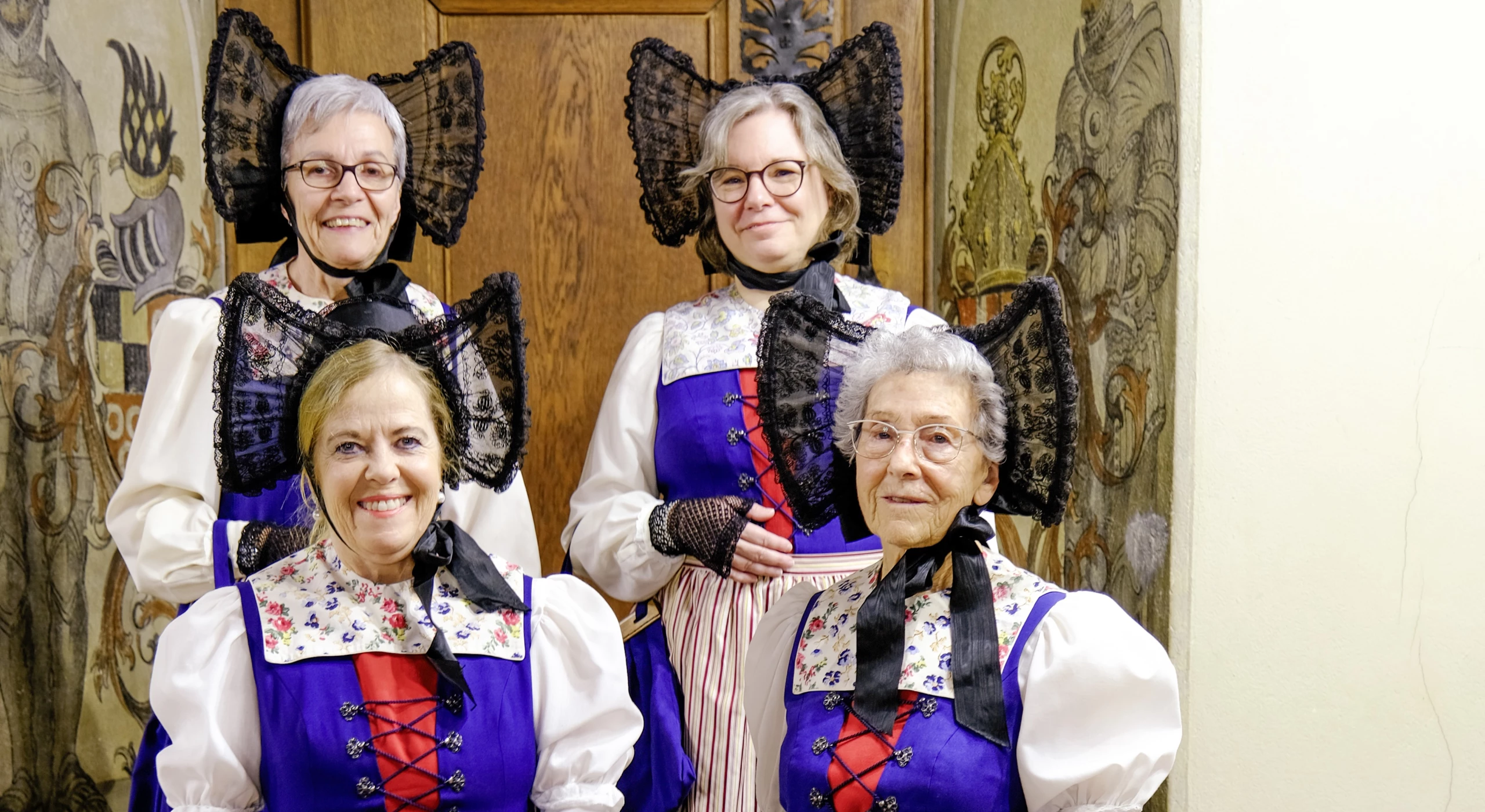 Vier von sechs Frauen des Vereins Arboner Stadttrachten präsentierten im Schloss Arbon ihre Trachten. Sie wünschen sich zukünftig mehr Mitglieder, damit die Tracht in ein paar Jahren nicht nur im Museum zu sehen sein wird.