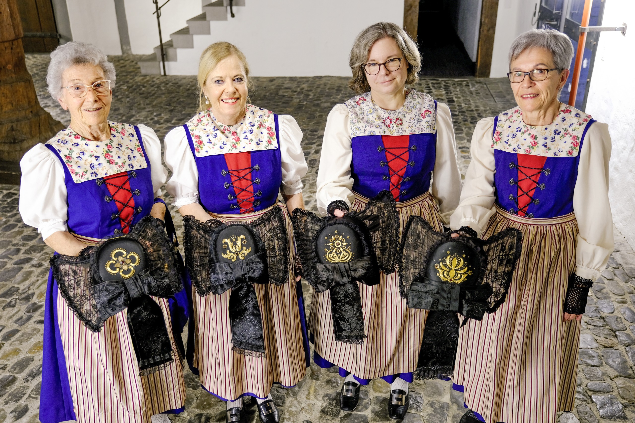 Vier von sechs Frauen des Vereins Arboner Stadttrachten präsentierten im Schloss Arbon ihre Trachten. Sie wünschen sich zukünftig mehr Mitglieder, damit die Tracht in ein paar Jahren nicht nur im Museum zu sehen sein wird.