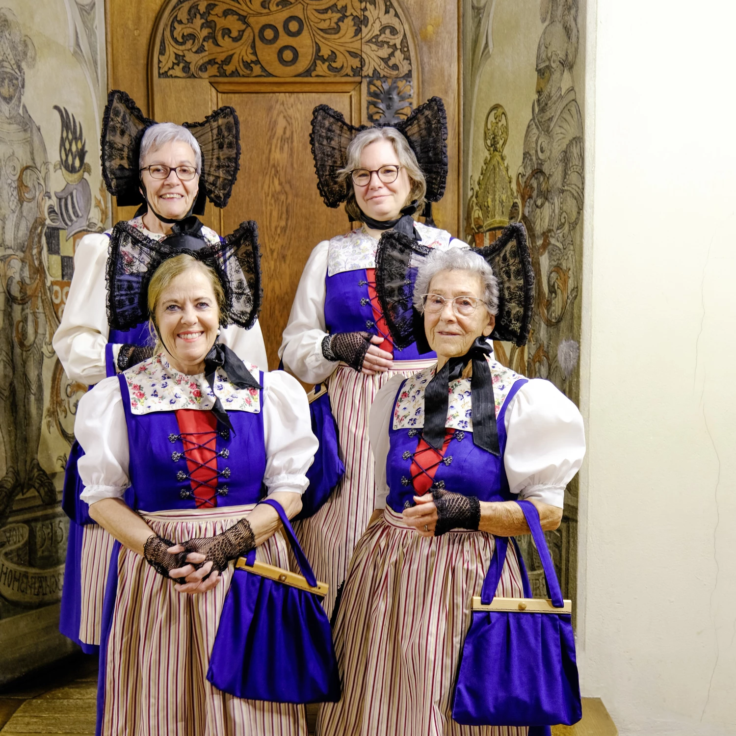 Vier von sechs Frauen des Vereins Arboner Stadttrachten präsentierten im Schloss Arbon ihre Trachten. Sie wünschen sich zukünftig mehr Mitglieder, damit die Tracht in ein paar Jahren nicht nur im Museum zu sehen sein wird.