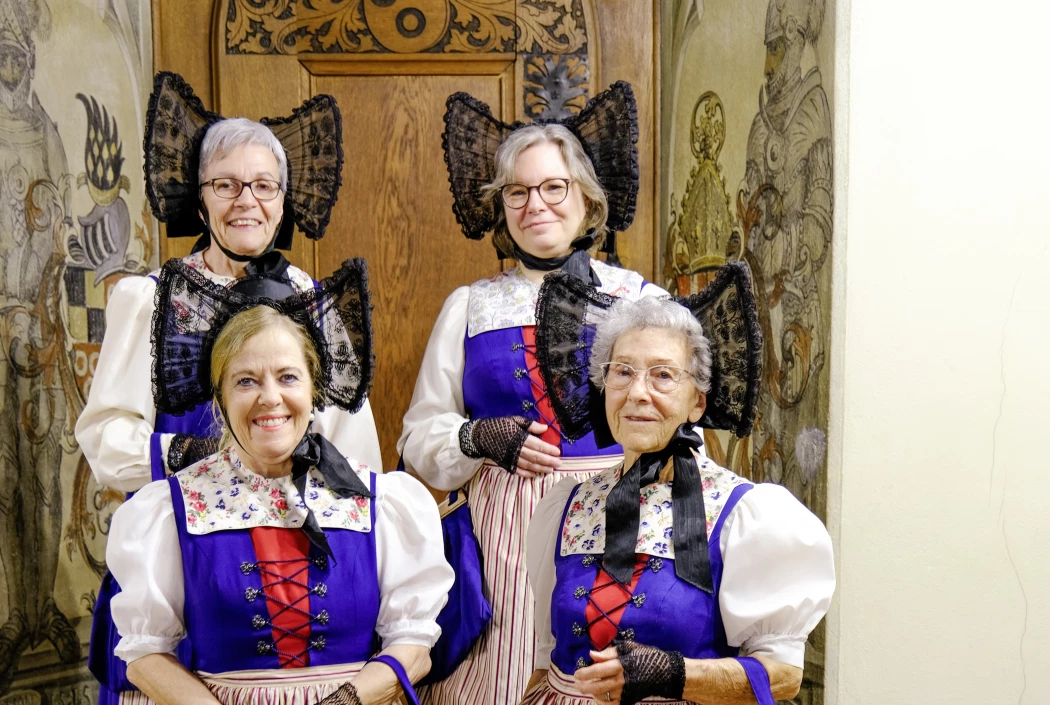 Vier von sechs Frauen des Vereins Arboner Stadttrachten präsentierten im Schloss Arbon ihre Trachten. Sie wünschen sich zukünftig mehr Mitglieder, damit die Tracht in ein paar Jahren nicht nur im Museum zu sehen sein wird.
