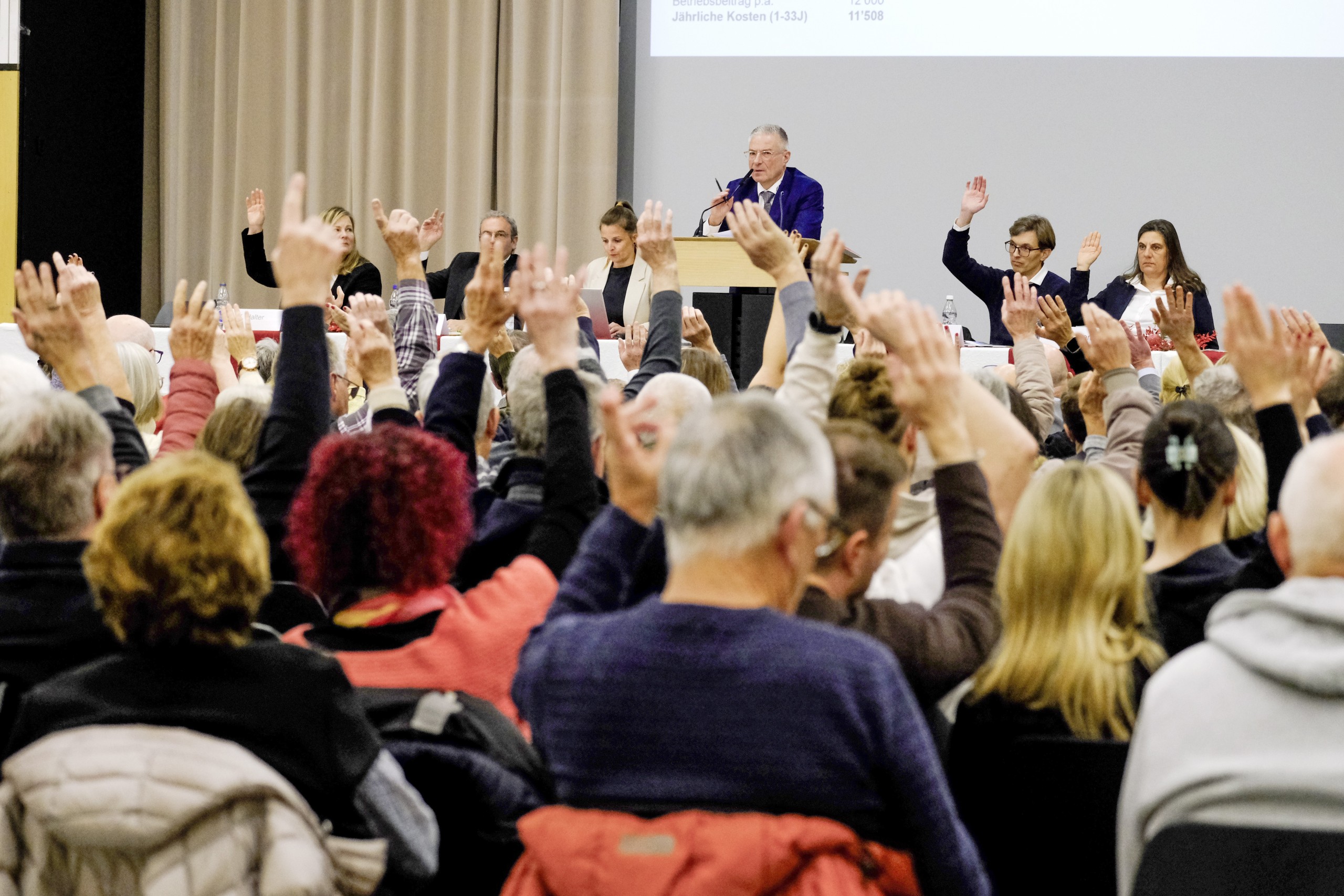 Kein Auszählen nötig: Für den Schützenverein gehen alle Hände hoch.