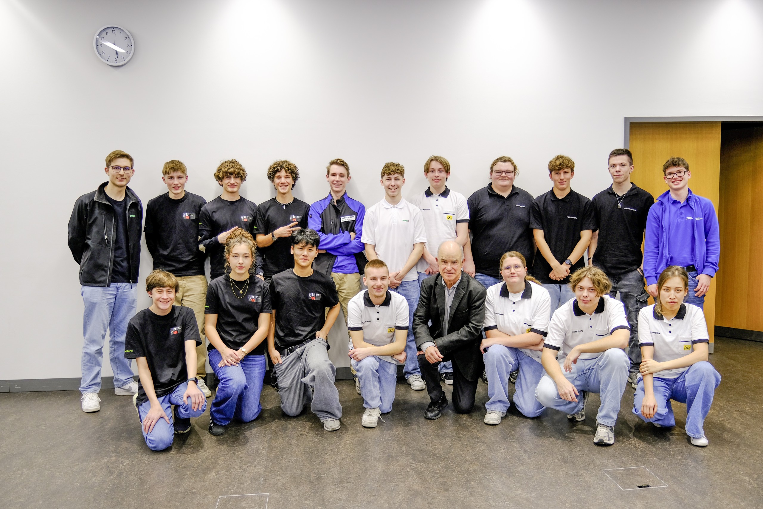 Talentförderer der Technologie, Niklaus Vogel (vordere Reihe, 4. von rechts) mit den Lernenden, die in der dritten Ausgabe des RoboTech Labs teilnahmen.