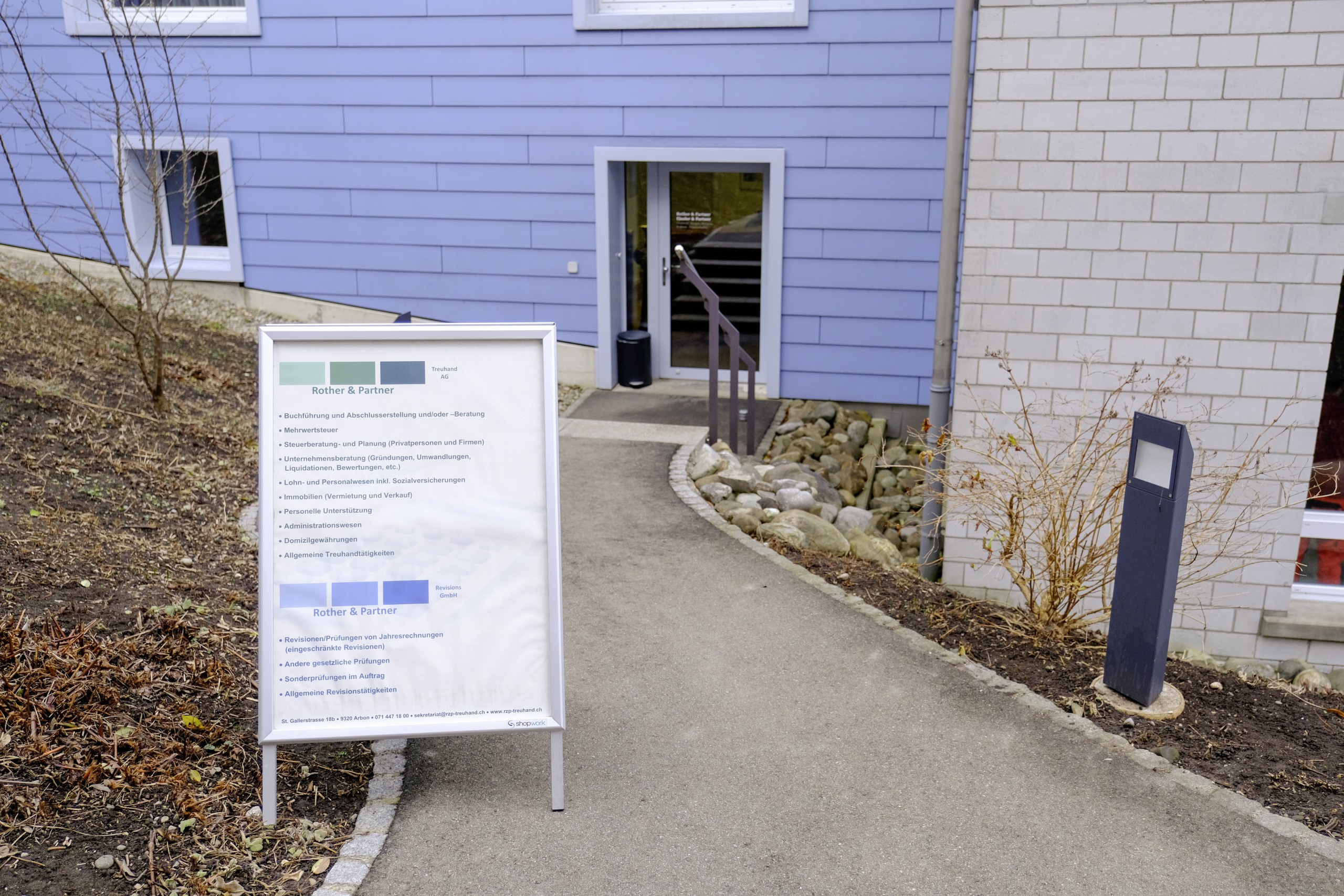 Die Rother & Partner Treuhand AG begrüsst ihre Kunden neu am Standort an der Rebhaldenstrasse. Noch fehlt die Beschriftung, welche die Kundschaft zum Büro führt, diese folgt jedoch im Laufe des Monats. Nach ein paar Schritten durch das Pärkli der Alterssiedlung findet sich der Eingang der Arboner Treuhandfirma rechterhand.