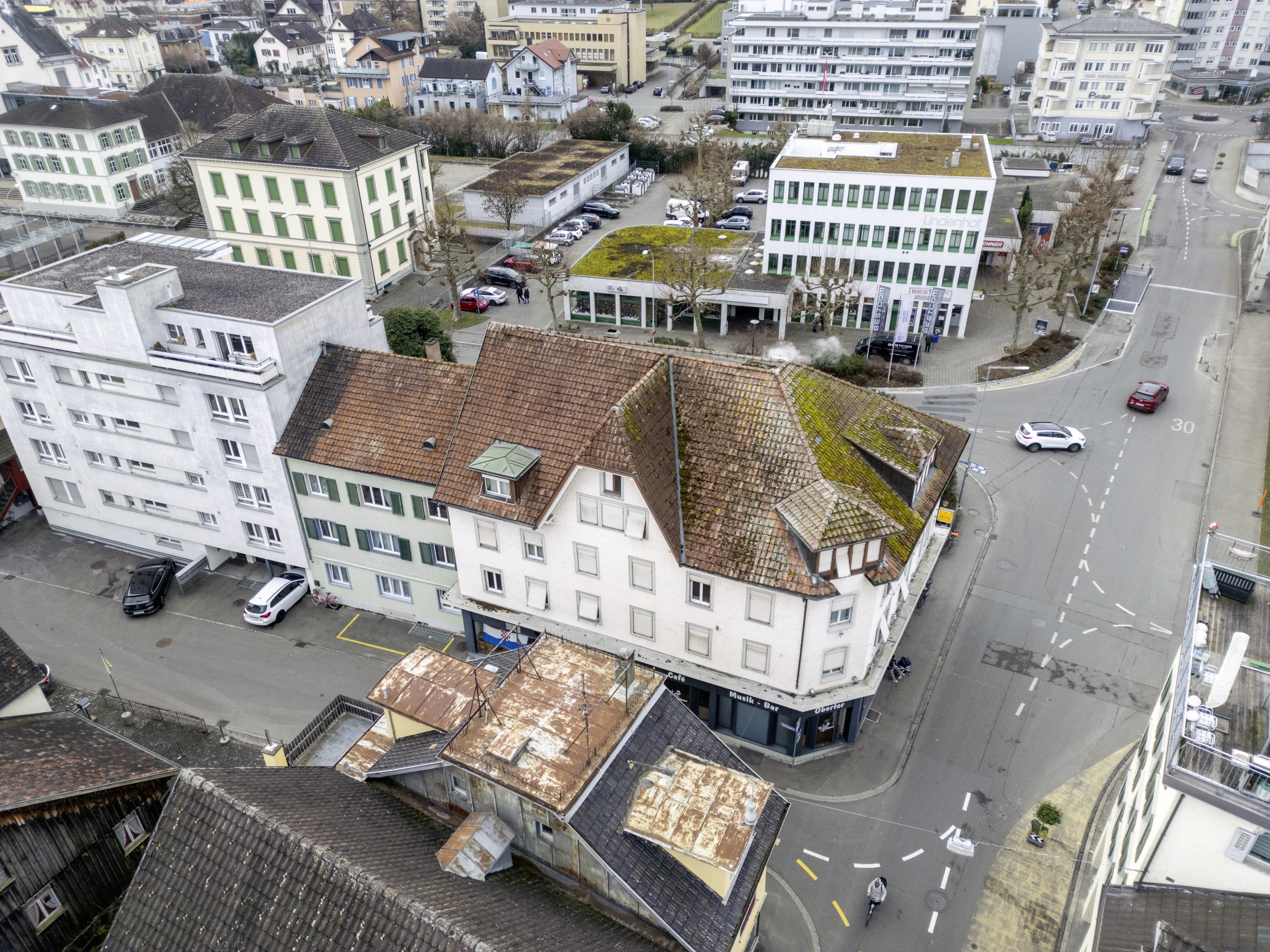 Der Boden rund um die Rathausgasse 13 ist verschmutzt.