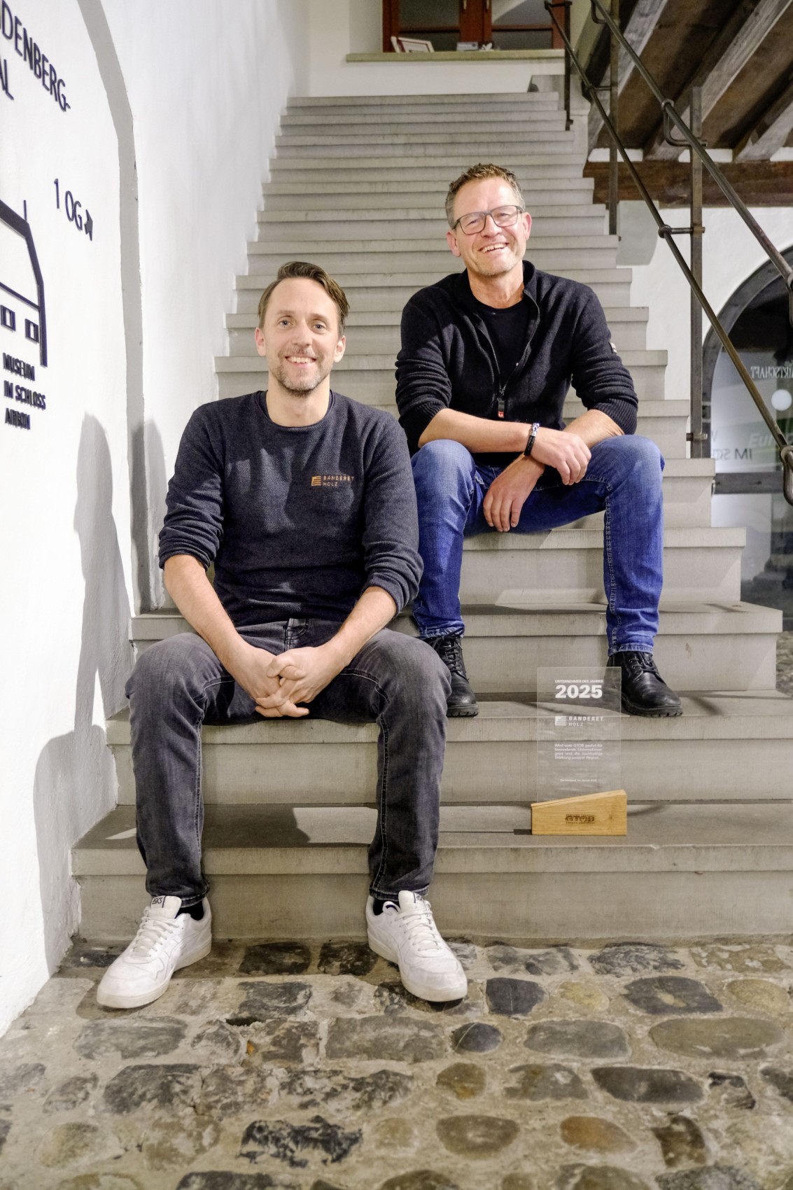 Dominik (links) und Marc Banderet präsentieren stolz ihre Auszeichnung.