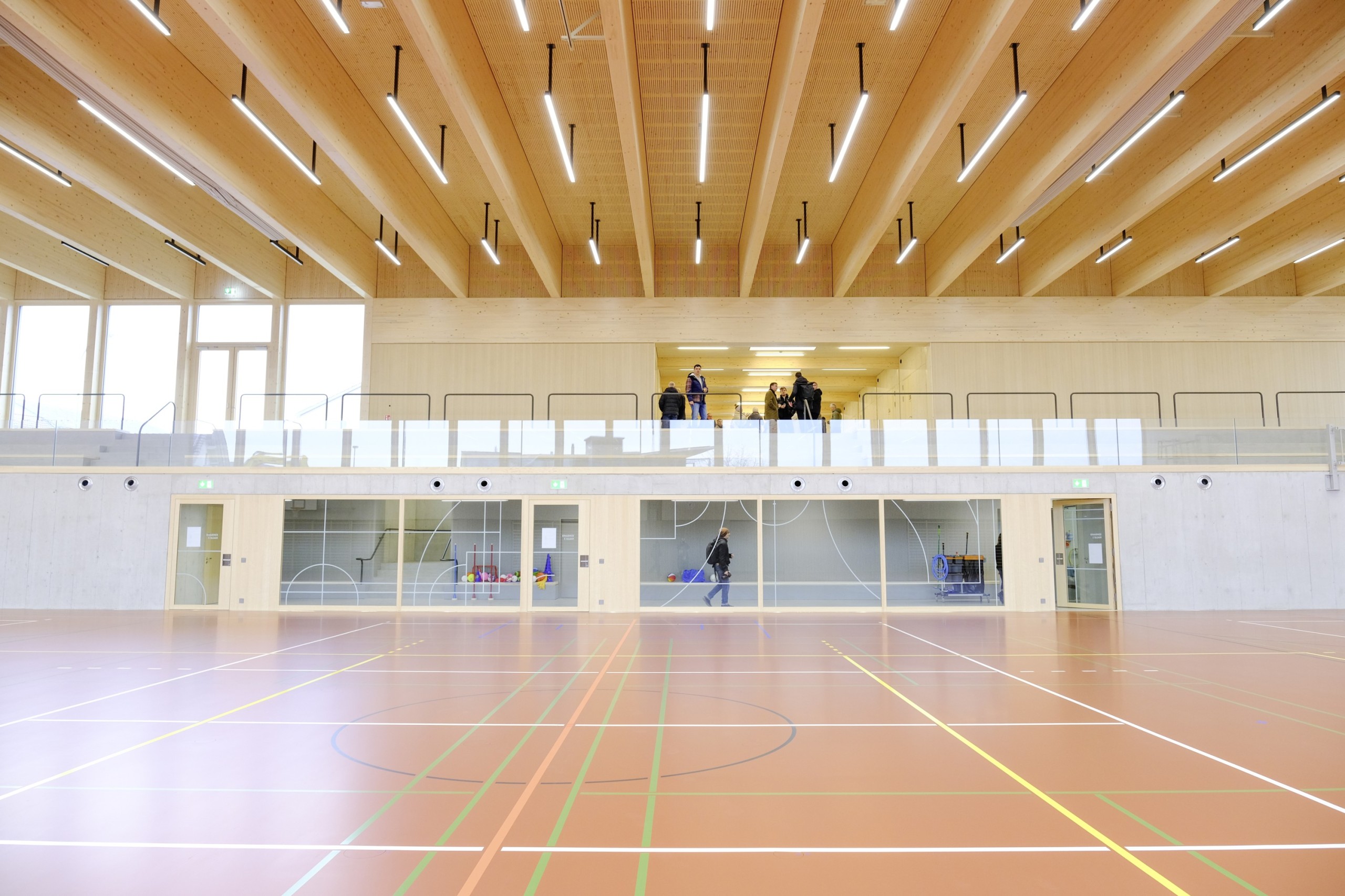 Holz und Licht dominieren den Turnhallen-Neubau, der mit viel Raum, einer Tribüne und einem schnörkellosen Farbkonzept aufwartet. Zudem gibt es einen Mehrzweckraum, einen Kiosk und sogar noch freie Plätze im Belegungsplan der Halle.