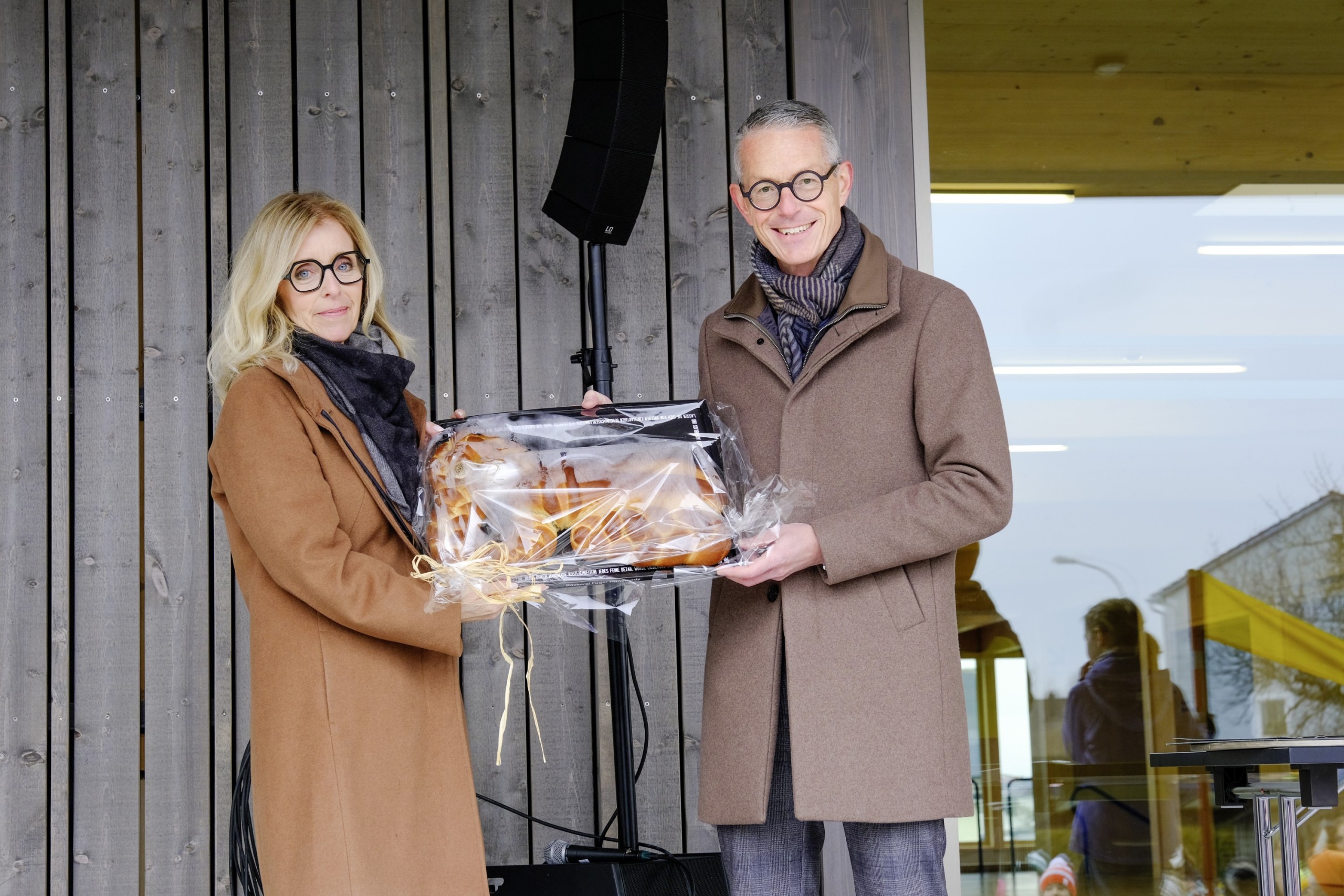 Ein Holzschlüssel von Schulleiter Reto Schwendener an die Kinder und einer aus Zopf von Gemeindepräsident Michael  Aebisegger an Schulpräsidentin Cornelia Letti symbolisieren die Übergabe der Halle an die Primarschule.