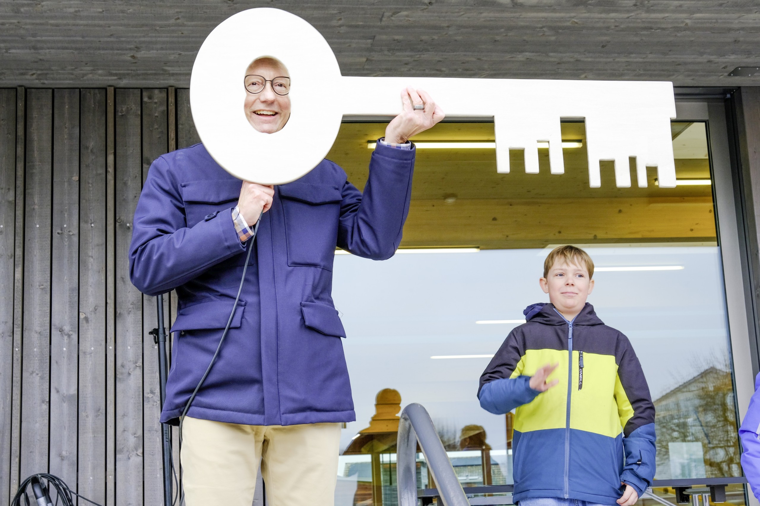 Ein Holzschlüssel von Schulleiter Reto Schwendener an die Kinder und einer aus Zopf von Gemeindepräsident Michael  Aebisegger an Schulpräsidentin Cornelia Letti symbolisieren die Übergabe der Halle an die Primarschule.
