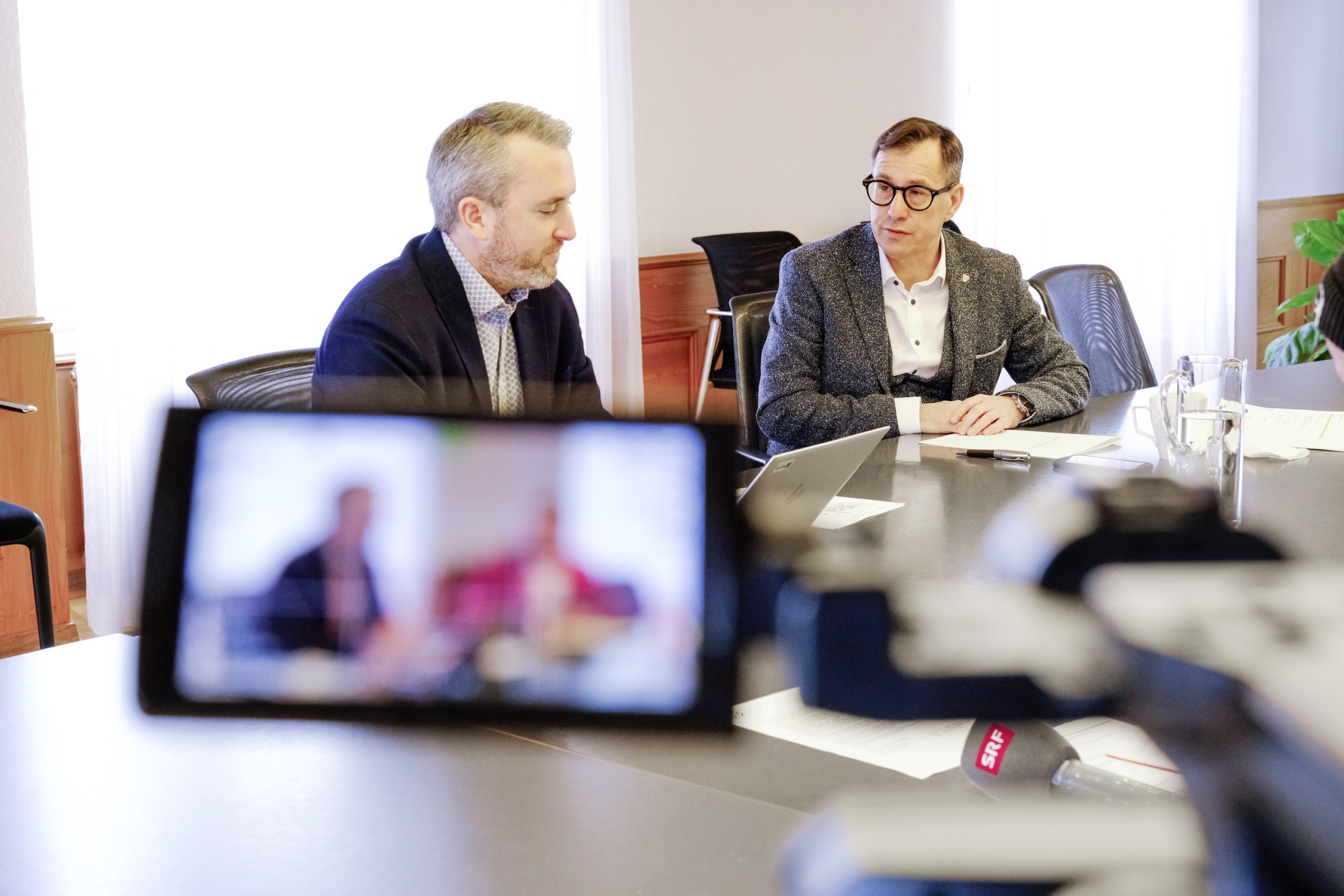 Finanzchef Pascal Büchler und Stadtpräsident René Walther präsentieren das überarbeitete Budget 2026 vor ungewohnt vollen Rängen.