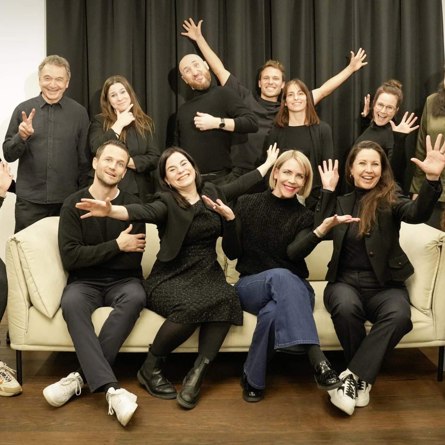 Alexa und Emanuel Vogel (vorne 3.v.l./hinten 4.v.l.) mit dem Team des «Jungen Musiktheaters Arbon».