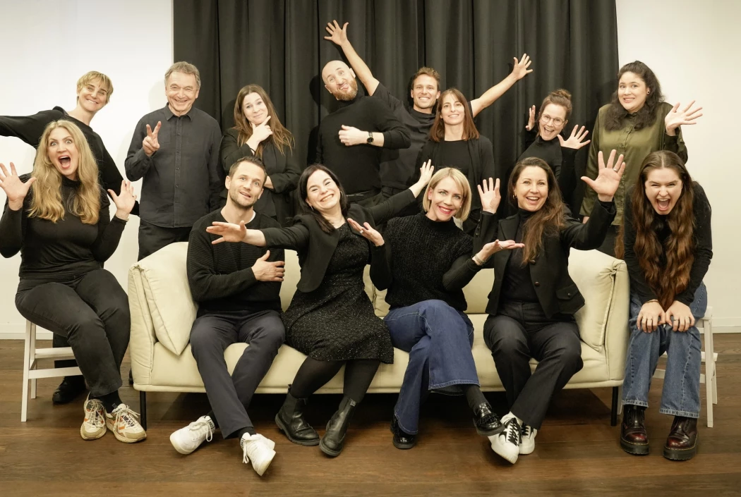 Alexa und Emanuel Vogel (vorne 3.v.l./hinten 4.v.l.) mit dem Team des «Jungen Musiktheaters Arbon».