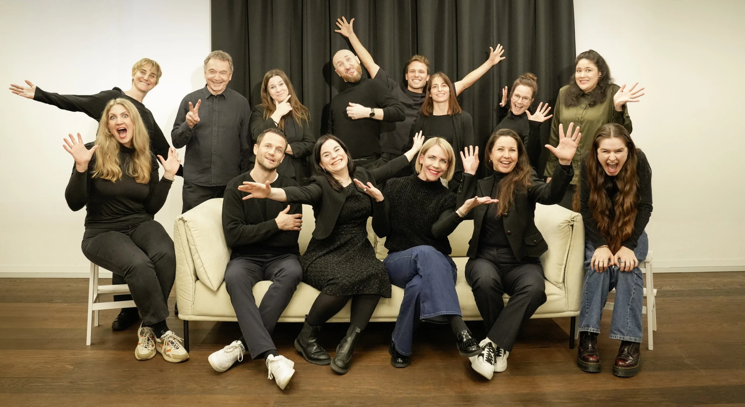 Alexa und Emanuel Vogel (vorne 3.v.l./hinten 4.v.l.) mit dem Team des «Jungen Musiktheaters Arbon».