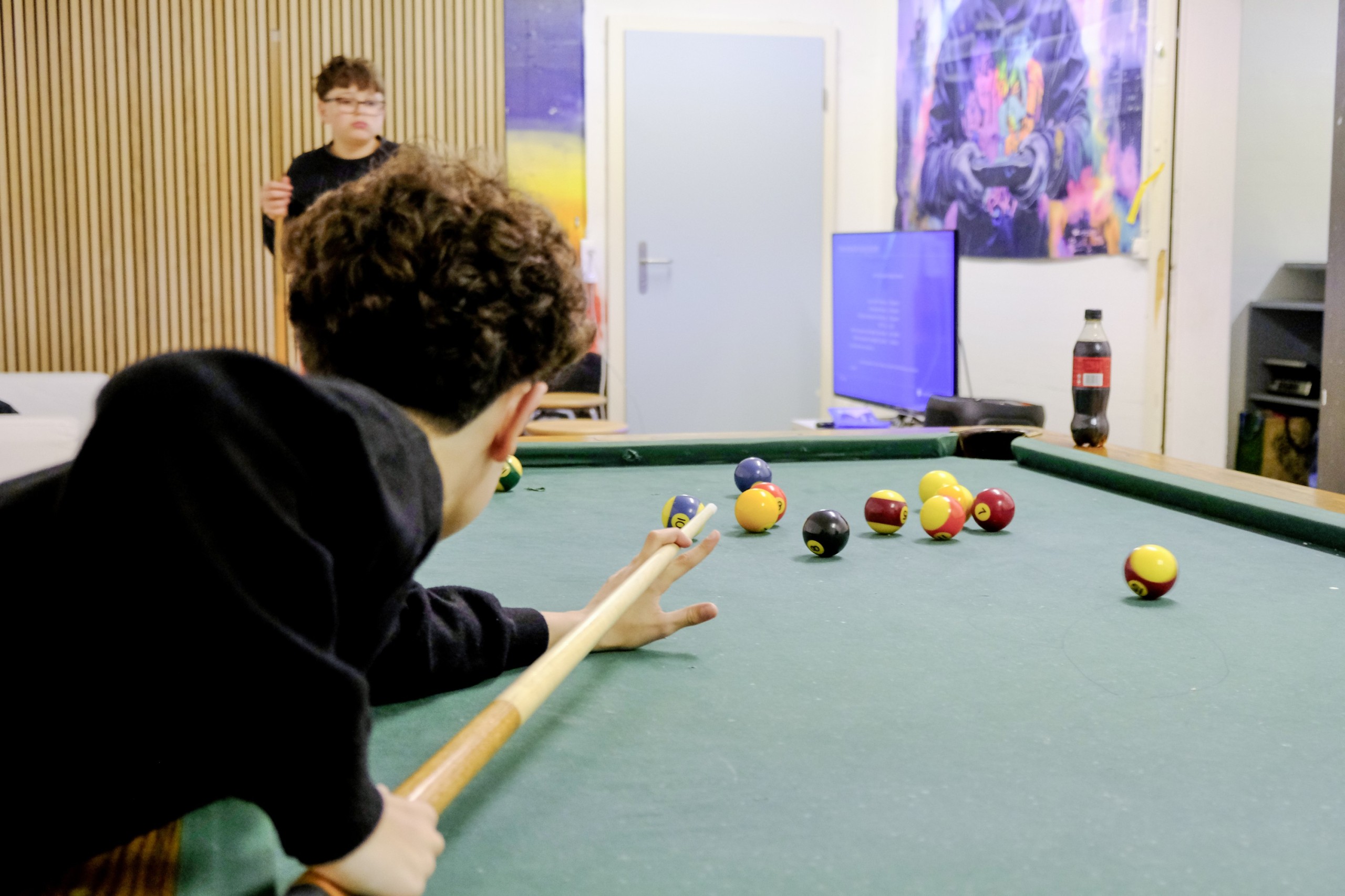 Zwei Jungs spielen gemeinsam Billard im Jugendtreff.