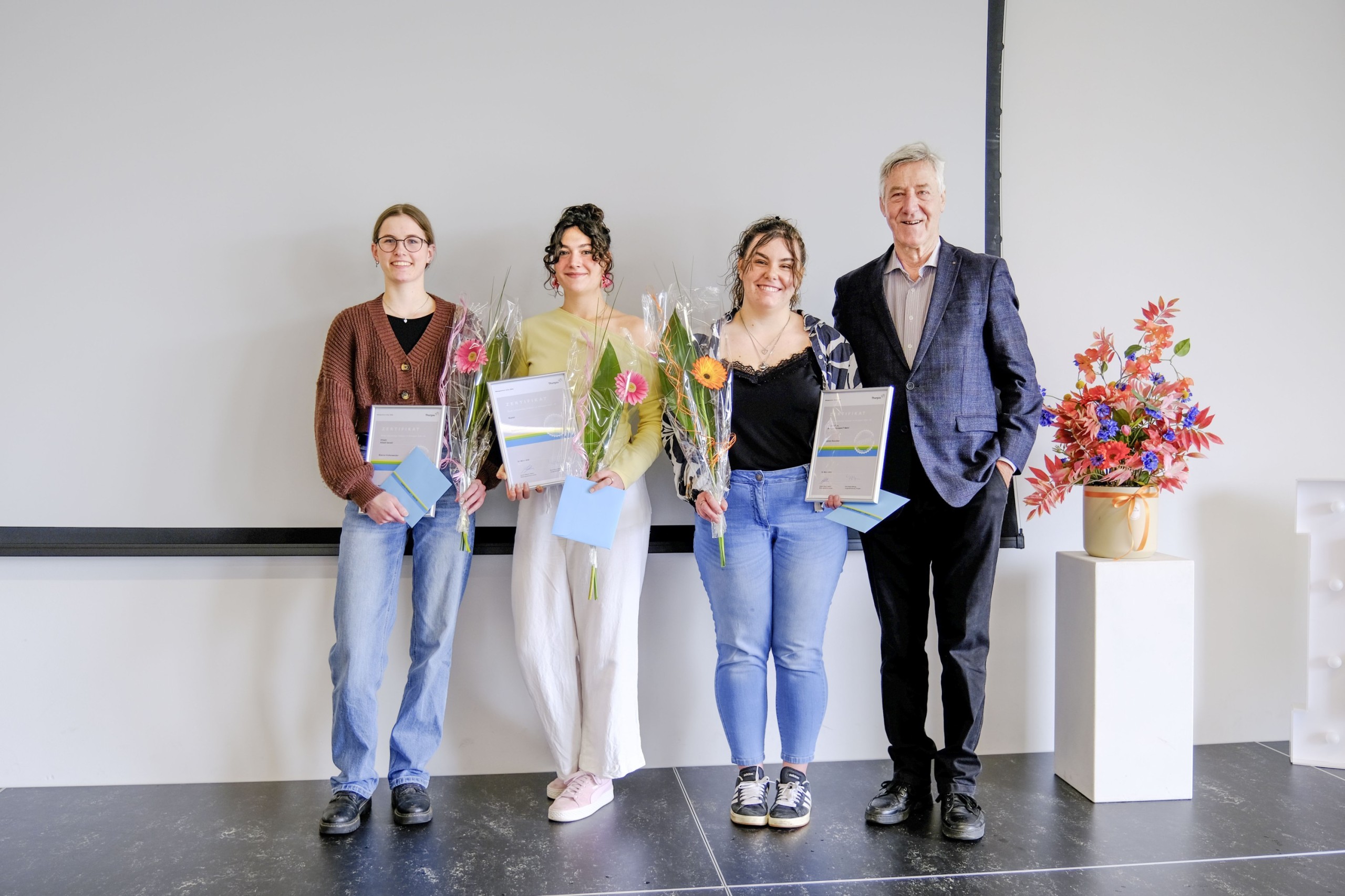 Bianca Vollenweider, Suahlia Rinaldi und Jamie Hunziker nahmen den Preis für ihre Vertiefungsarbeiten von Bernhard Friedrich an (v.l.).