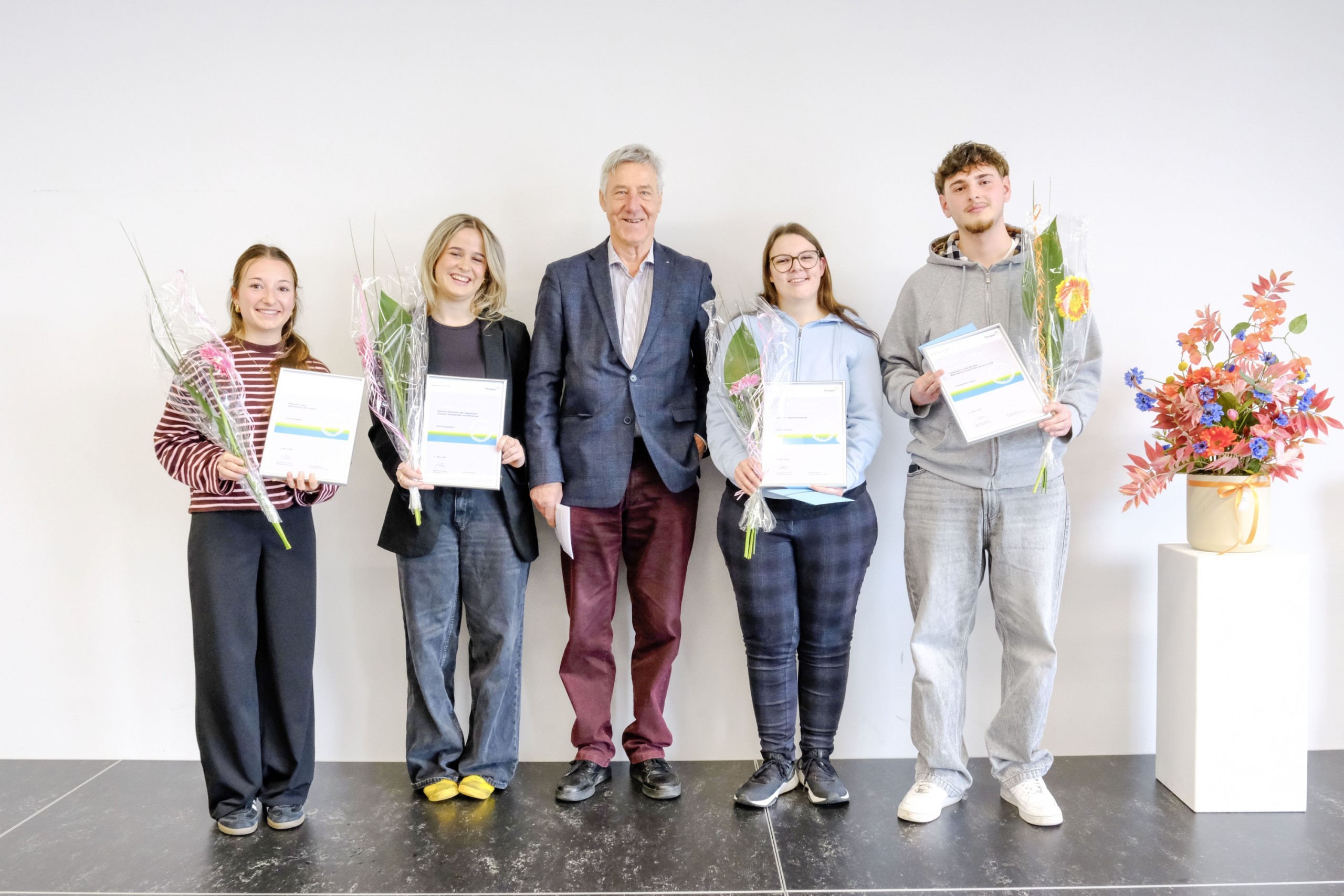 Laura Krattiger, Alina Camenisch, Bernhard Friedrich, Rahel Schmid und Alessandro Ingino (v.l.) freuten sich gemeinsam über die prämierten Arbeiten.
