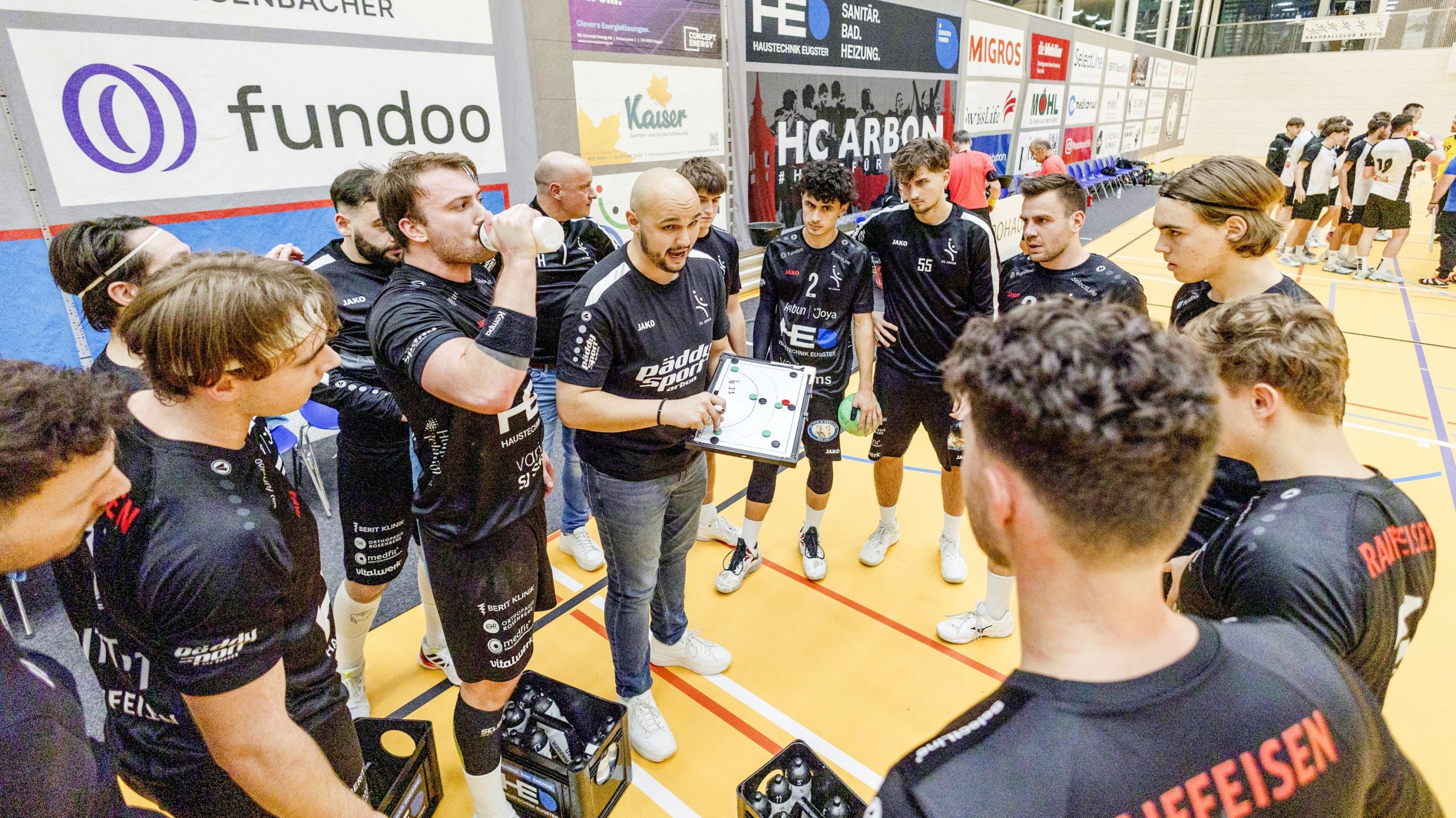 Clemens Gangl (mit Clipboard) gibt seinem Team klare Anweisungen.