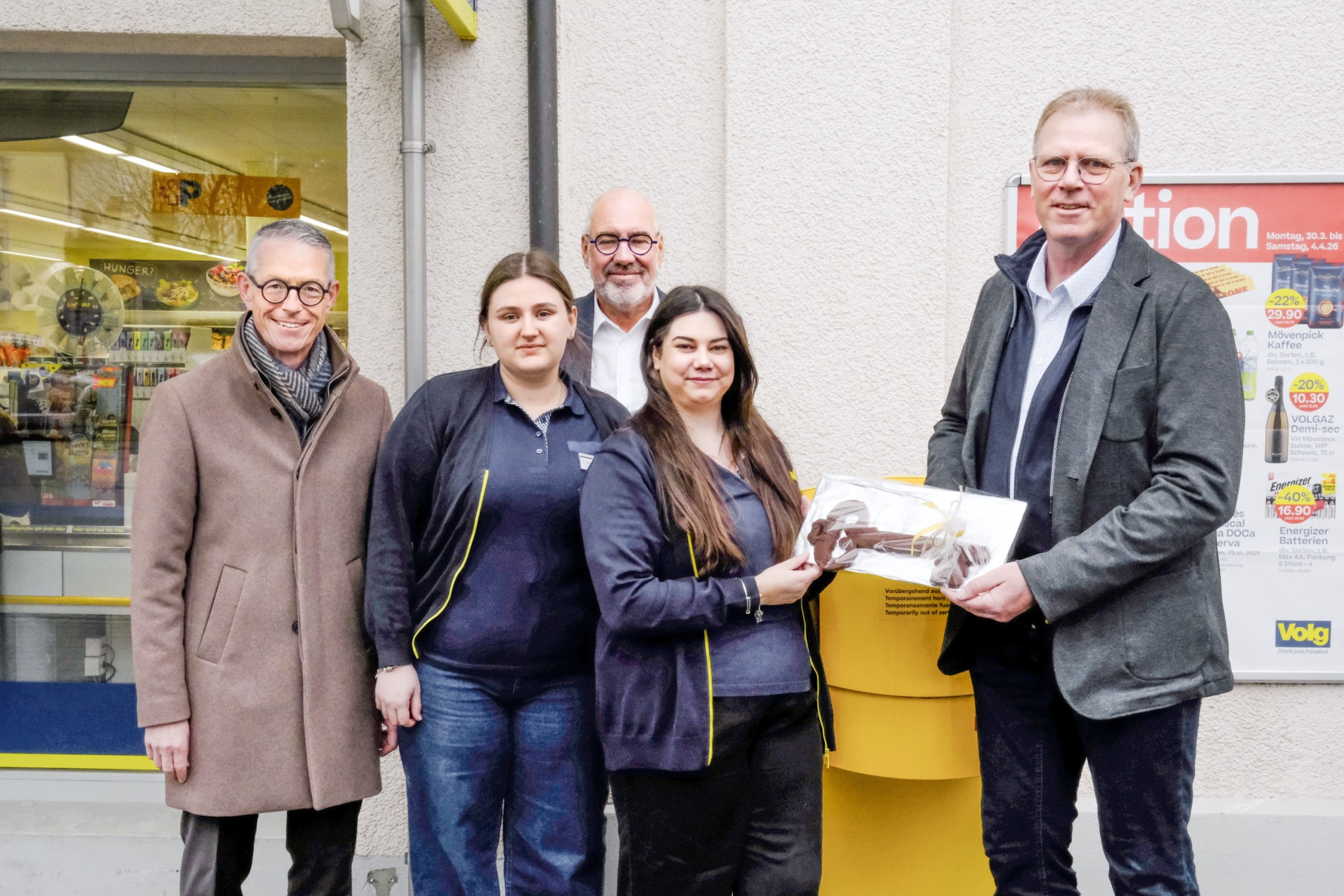 Michael Aebisegger, Shejla Idrizi, Fabienne Mattle, Andreas Müller und Felix Gätzi eröffneten die Filiale mit Partner im Volg in Steinach.