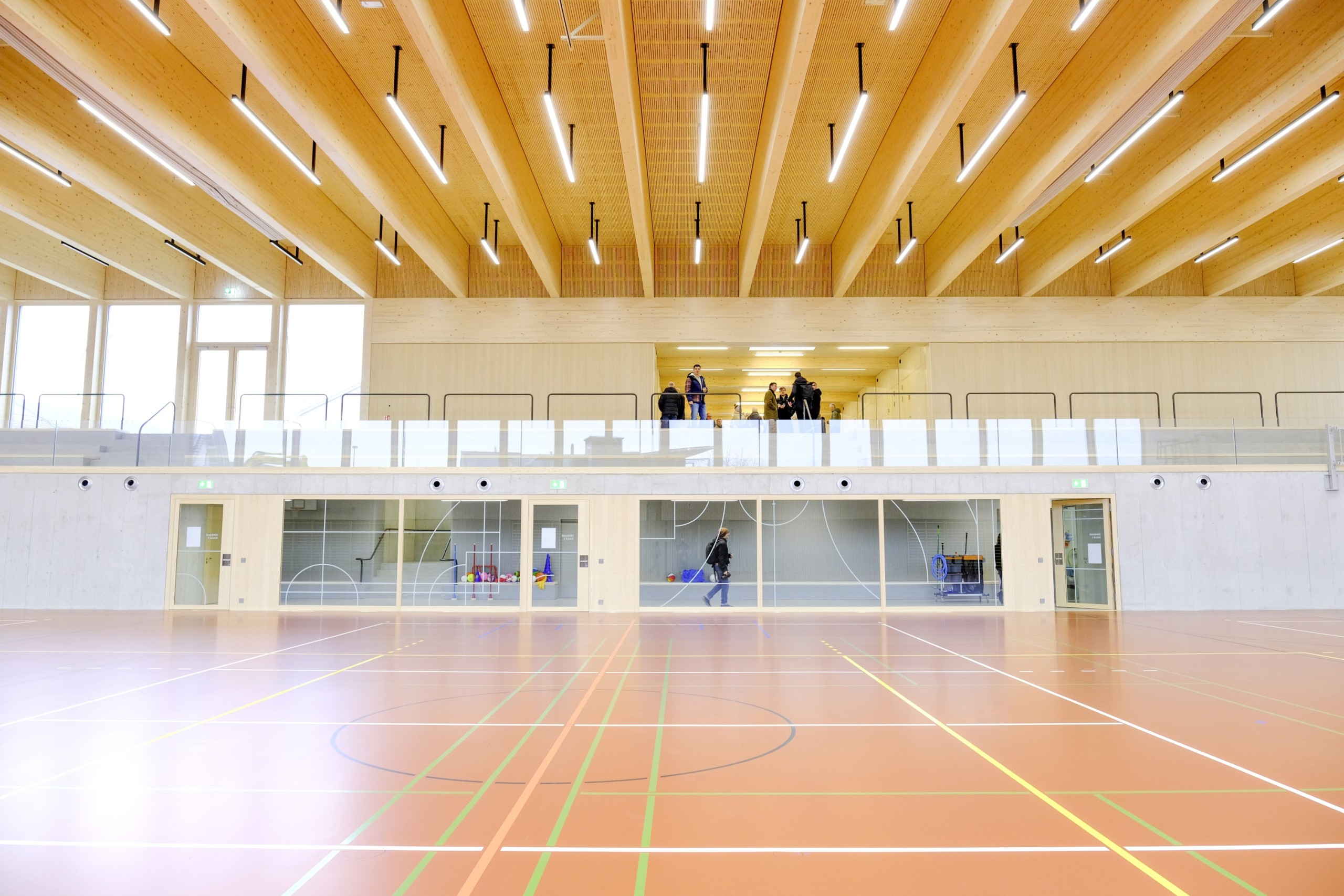 Das Beleuchtungskonzept in der neuen Dreifachturnhalle überzeugt, die Installation der Leuchtkörper hingegen nicht.