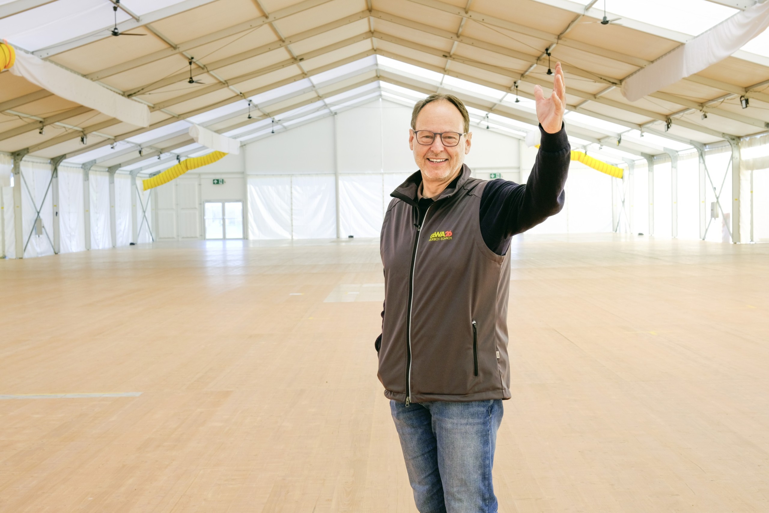 «Und das ist unser Zelt» – OK-Co-Präsident Theo Naef führt durch die noch leerstehende Infrastruktur in der Rietzelg in Neukirch.